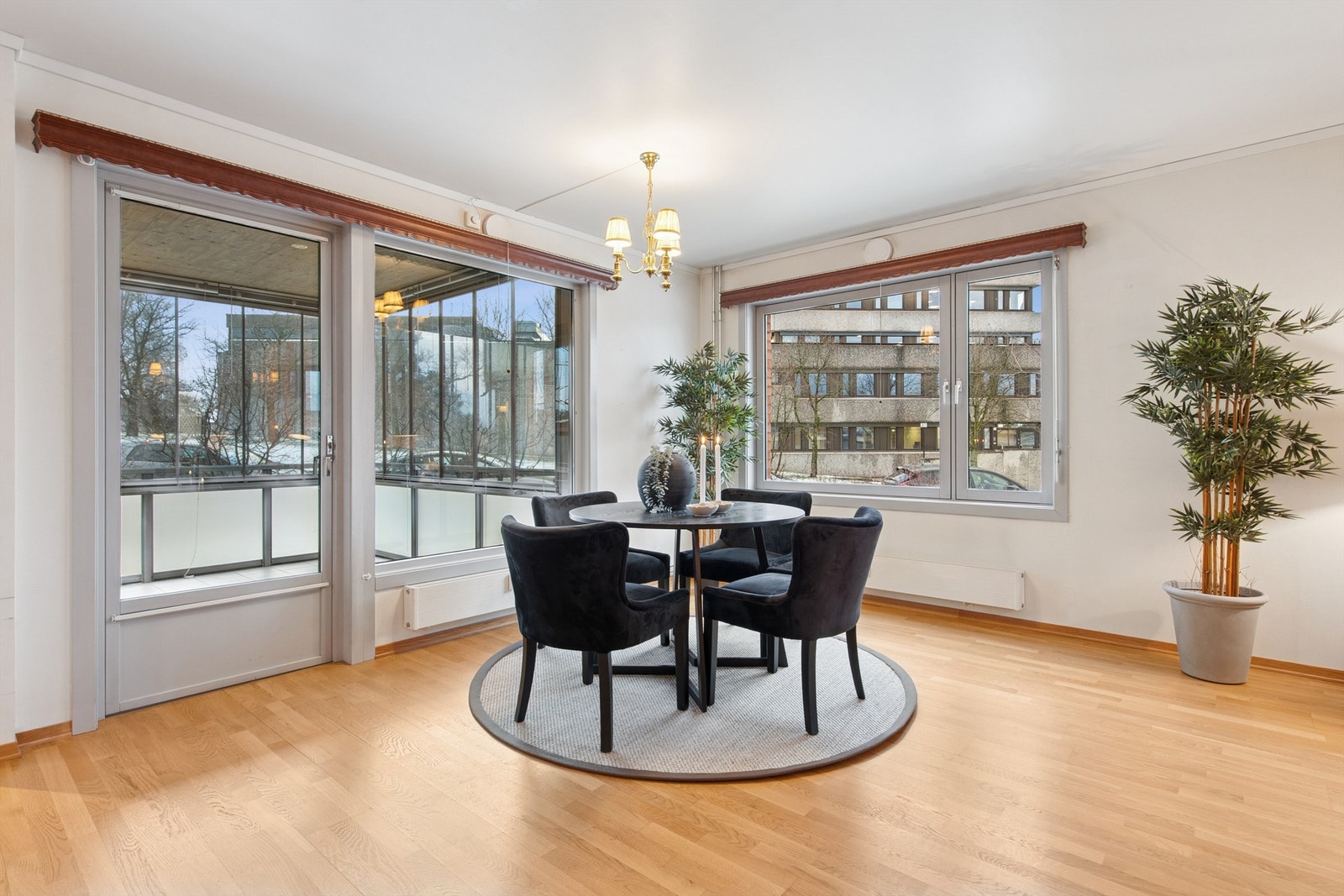 Fra stuen er det direkte utgang til vestvendt innglasset balkong. Galleribilde