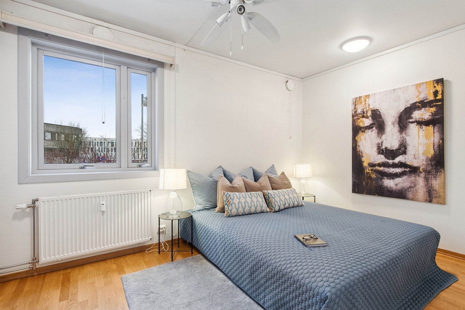 Leiligheten har tre soverom av god størrelse, som gir fleksibilitet for ulike behov. Galleribilde