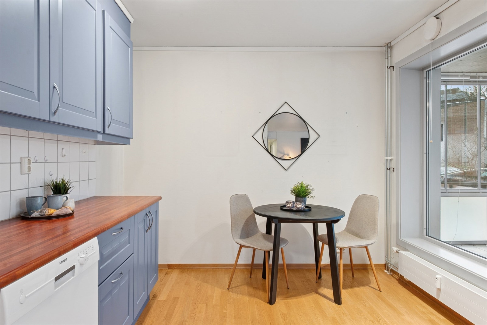 Det er plass til en hyggelig spisekrok ved vinduet på kjøkkenet. Galleribilde