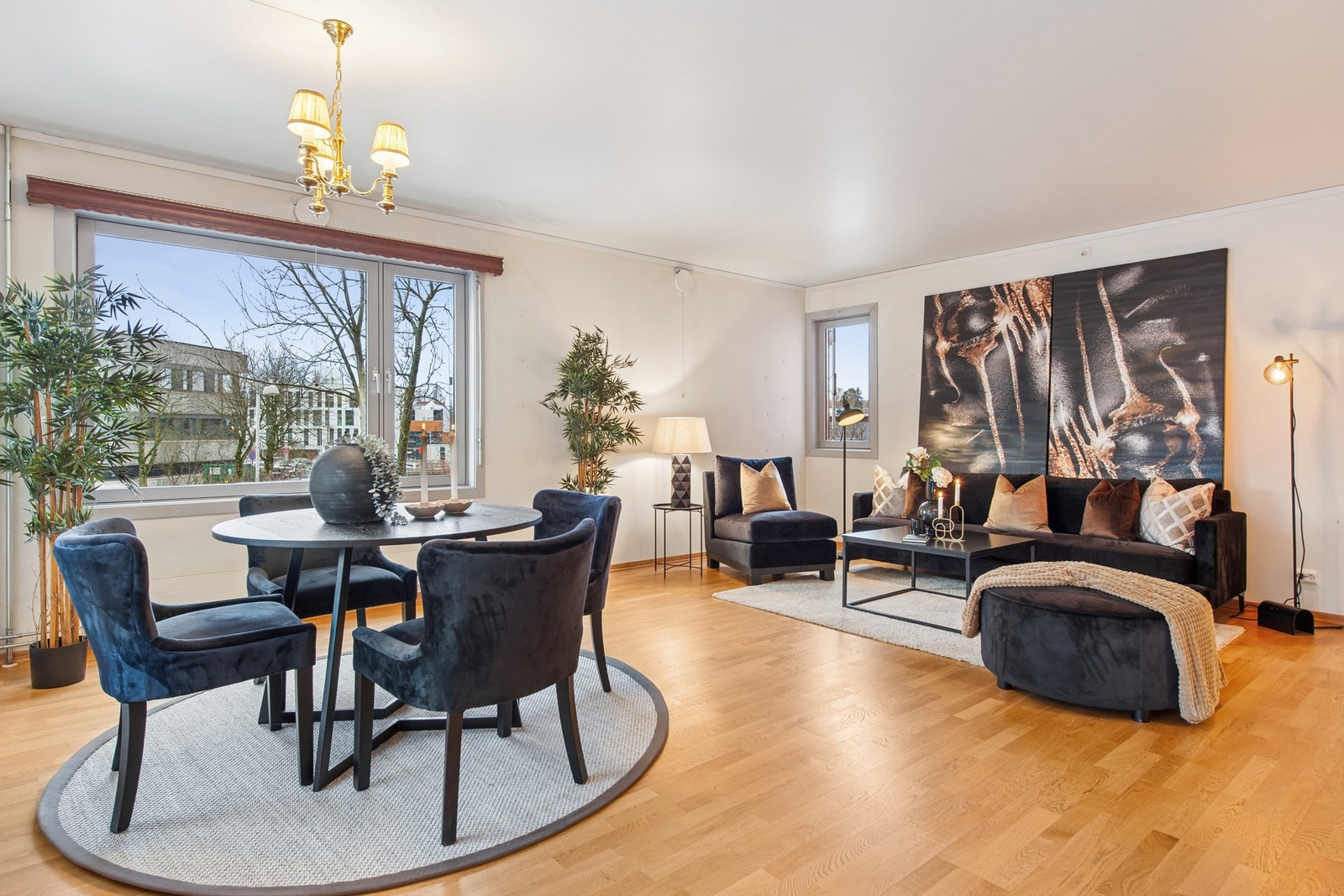 Spiseplassen er naturlig plassert mellom stue og kjøkken. Godt innslipp av naturlig lys fra de store vinduene. Galleribilde