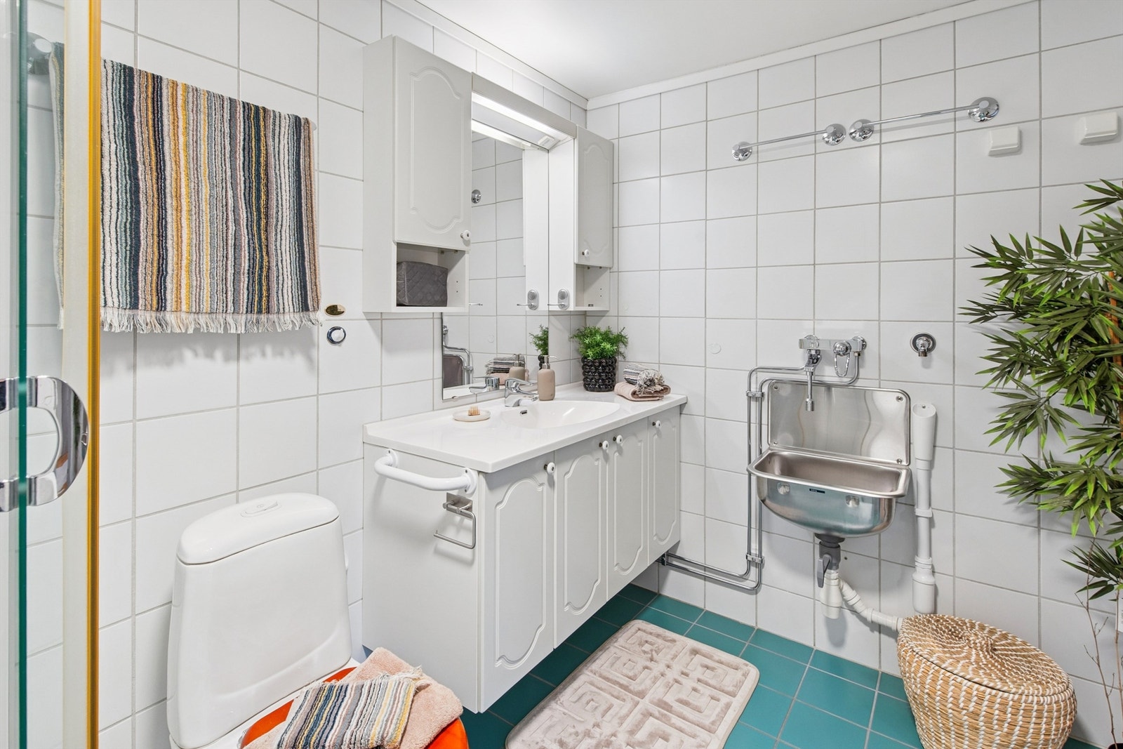 Baderomsinnredningen gir god oppbevaringsplass i skap og skuffer. Vegghengt utslagsvask. Galleribilde