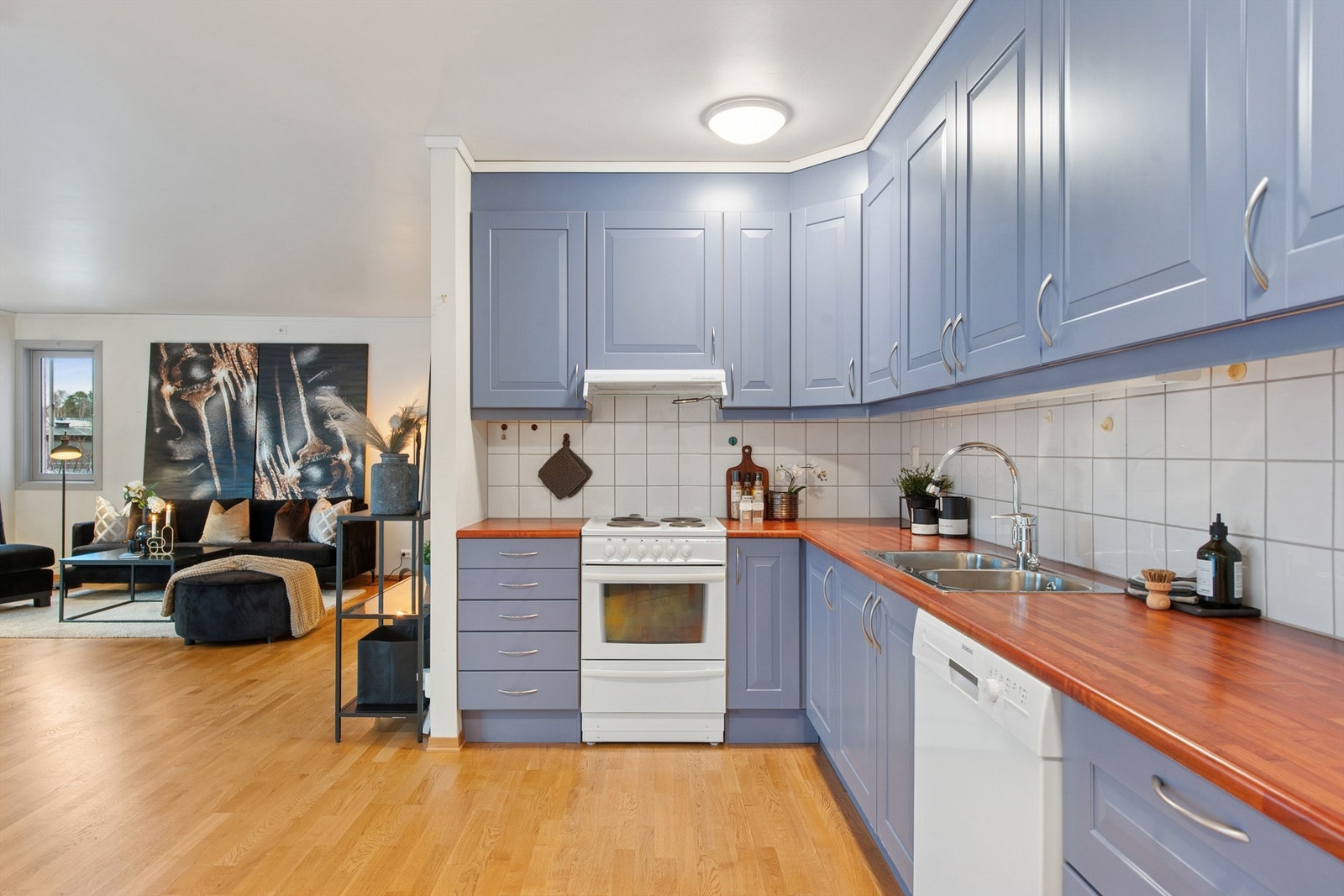 Kjøkkenet har en praktisk utforming og en delvis åpen løsning mot stuen. Galleribilde