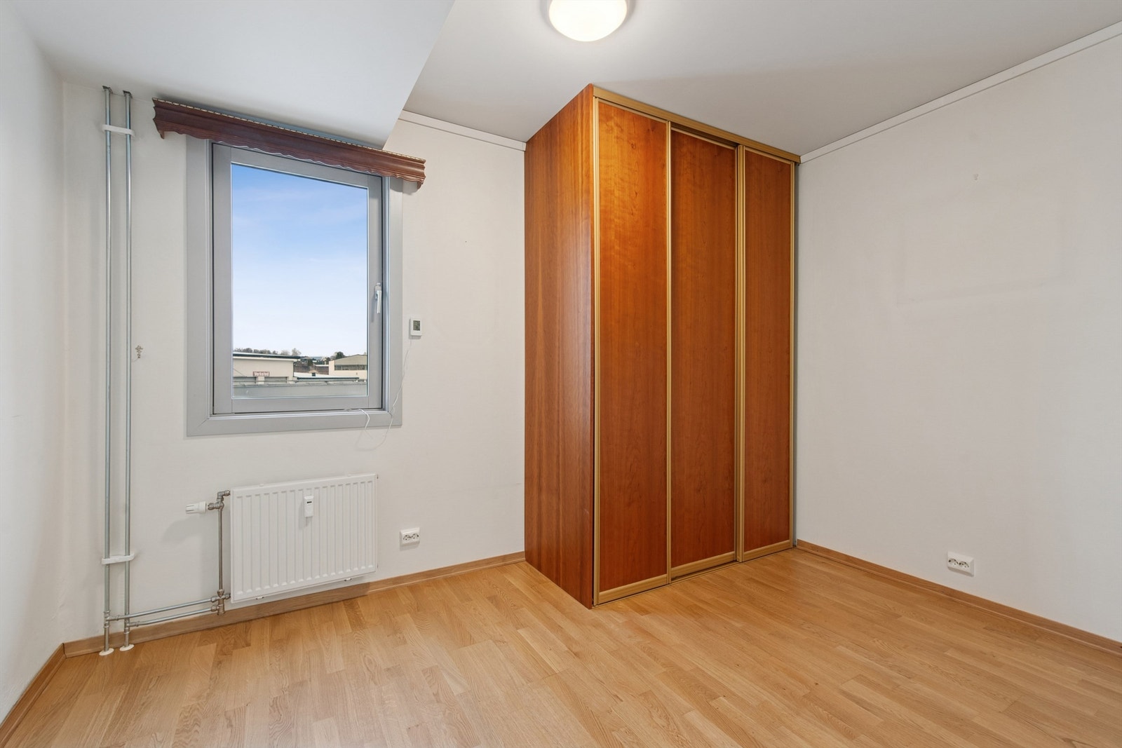 Soverom 2 - også dette soverommet har parkett på gulv fra 2019 og oppvarming via radiator. Galleribilde