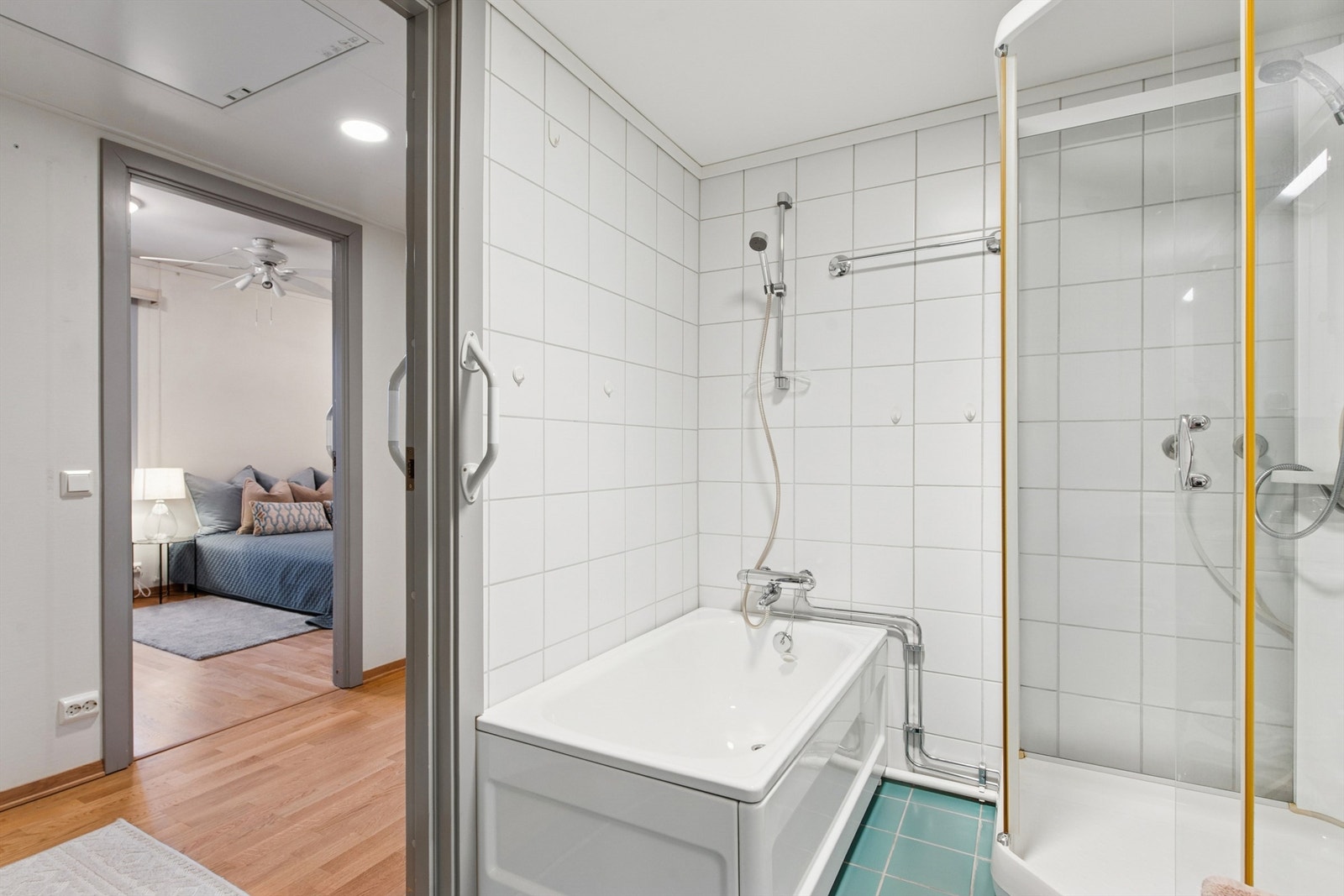 Badet er innholdsrikt utstyrt med både badekar og dusjkabinett. Galleribilde