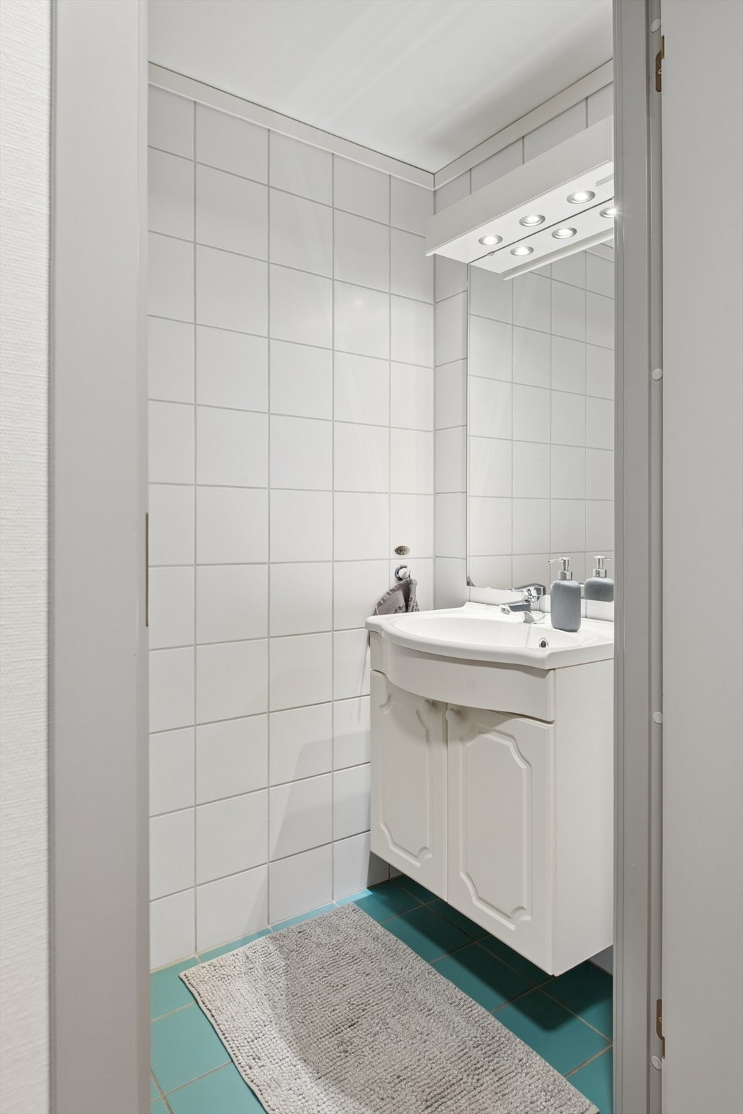 Leiligheten har et praktisk, separat toalettrom med servant, innredet med fliser. Galleribilde