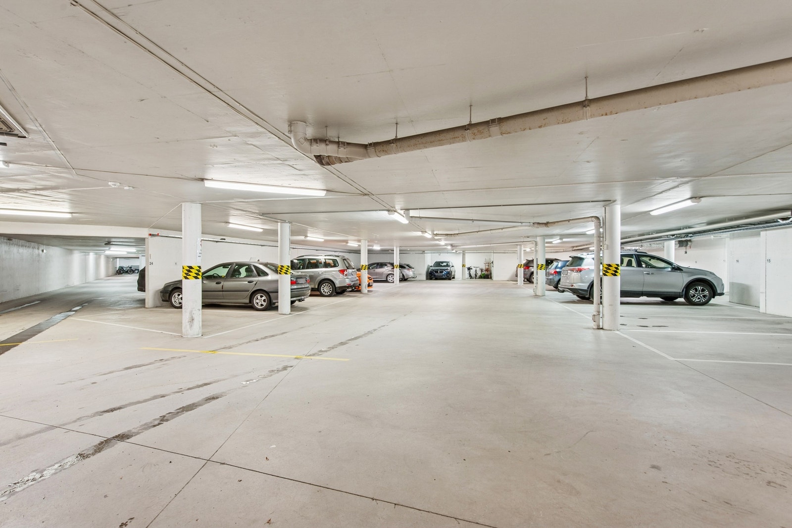 Det medfølger en fast biloppstillingsplass i felles, lukket parkeringskjeller. Galleribilde