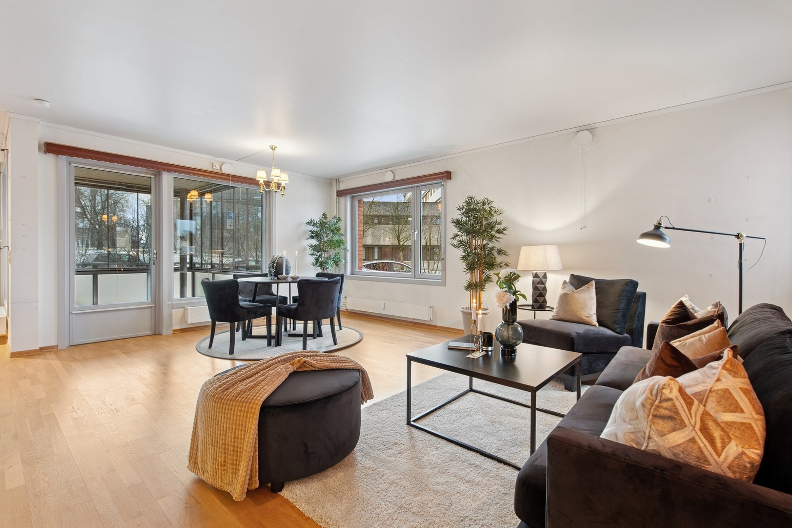 Stor og lys stue med god plass til både salong og stort spisebord. Galleribilde