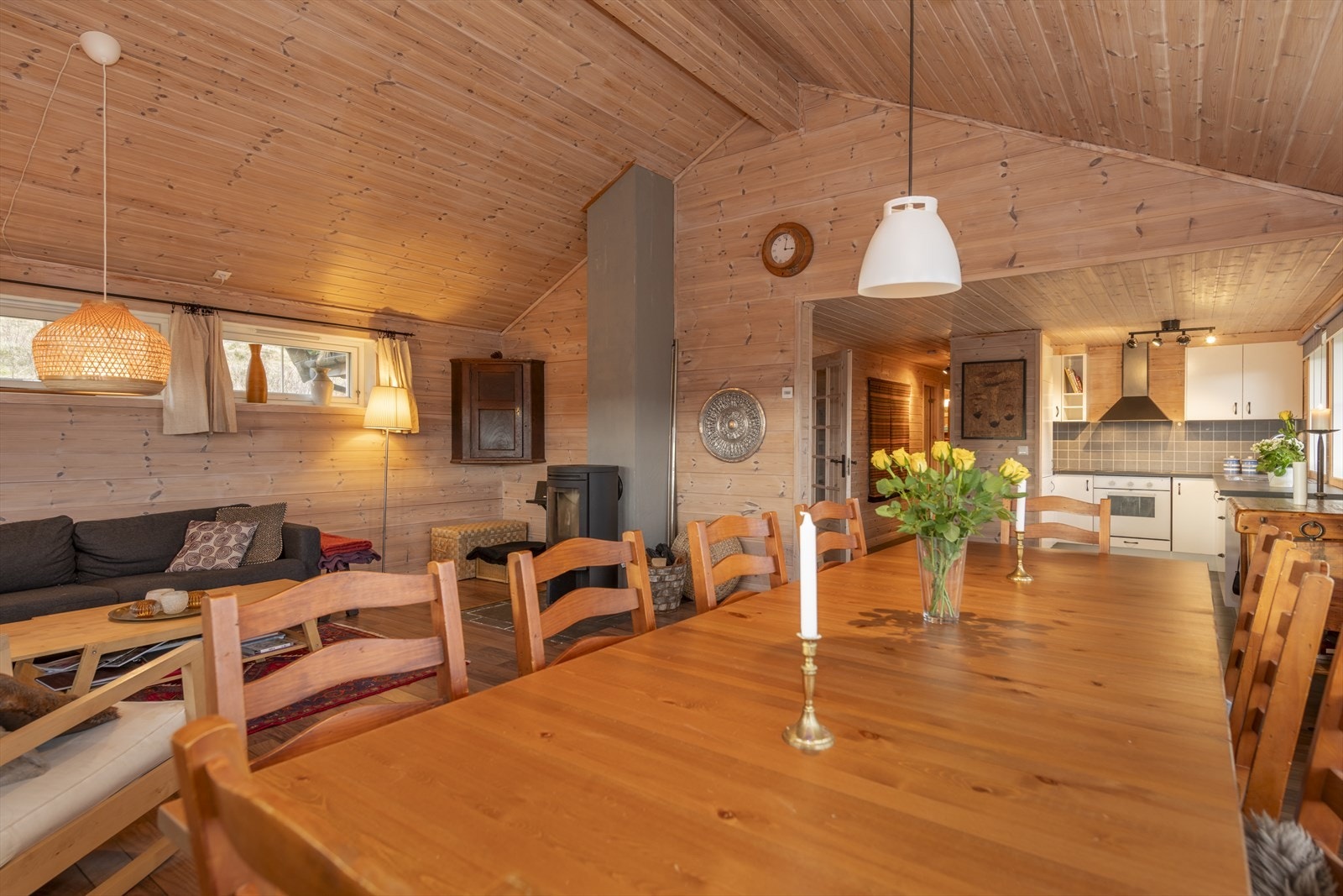 I stue og kjøkken sørger vannbåren varme for jevn temperatur og ekstra komfort. Galleribilde