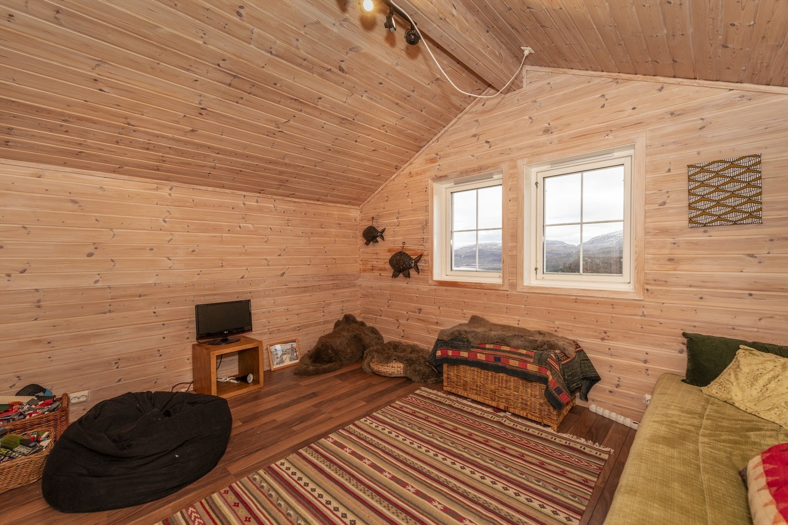 Her får du et stort oppholdsrom som har mange bruksmuligheter, blant annet TV-stue. Galleribilde