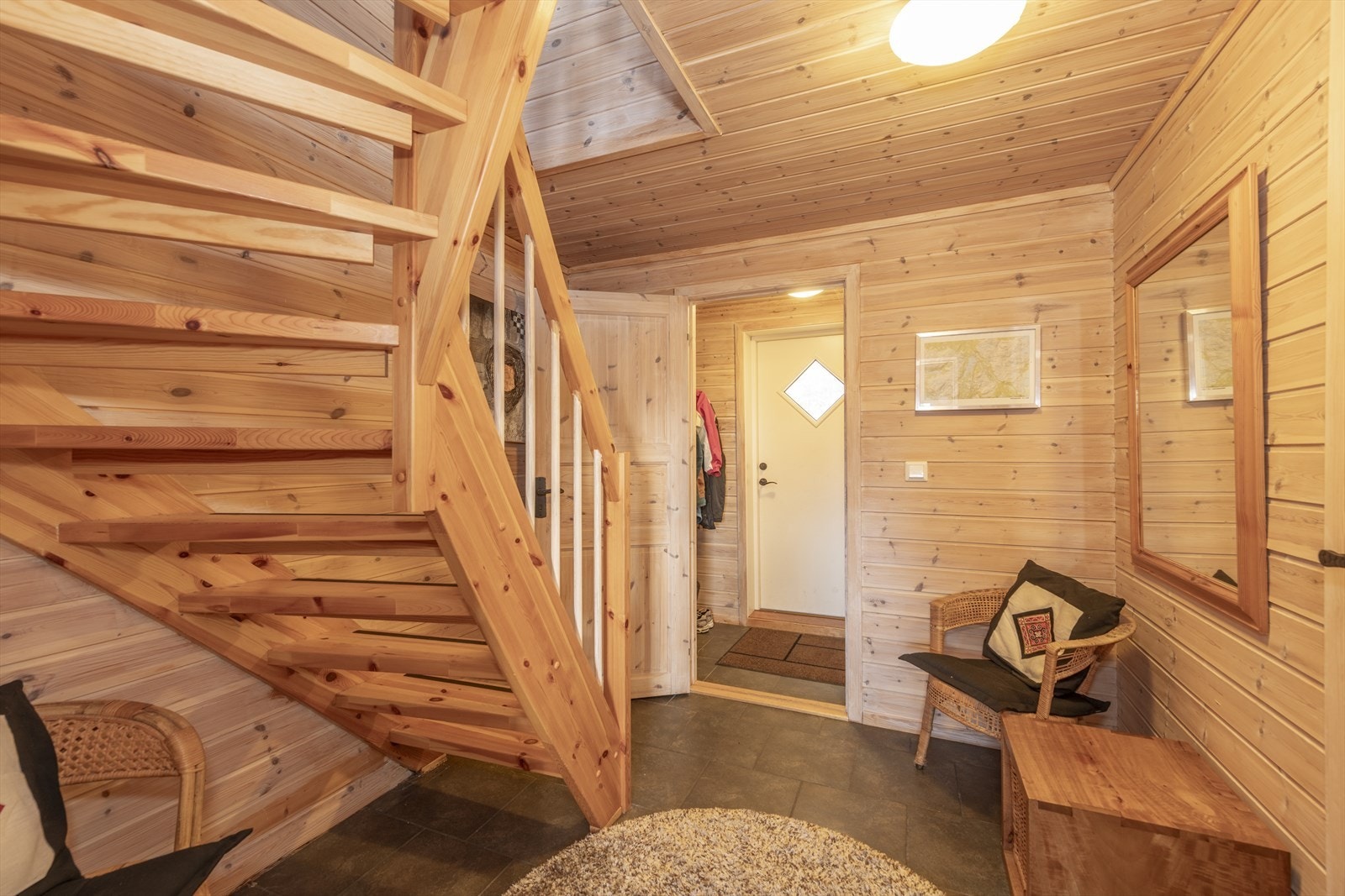 I entre og gangen er det romslig med god plass til oppheng og oppbevaring. Galleribilde