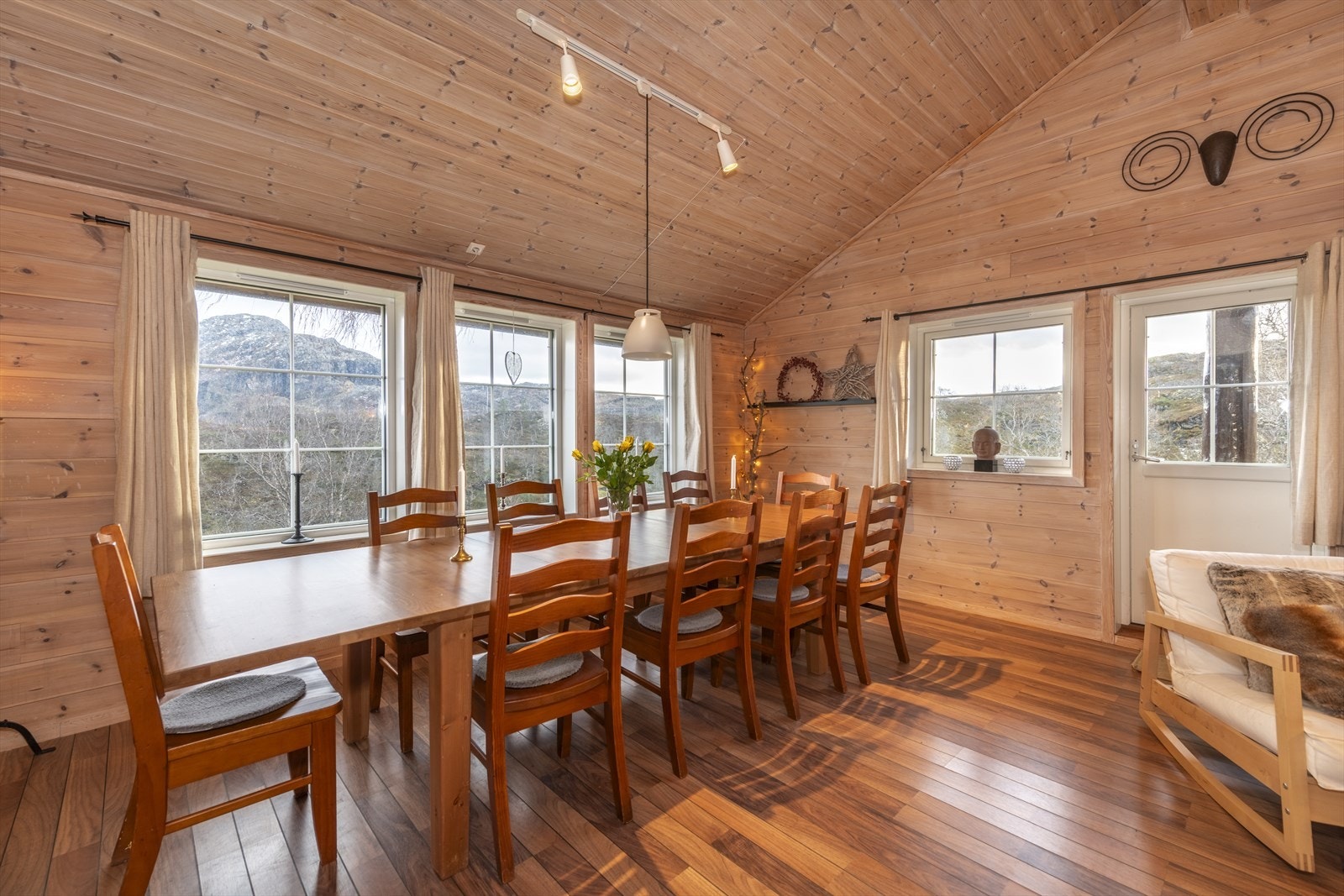 Stort spisebord for både hverdag og selskap, eller høytid. Galleribilde