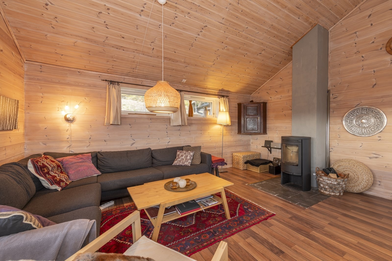 Her har du en fin peisovn for koselig stemning på lange dager. Det gjøres oppmerksom på at veggmontert skap ved siden av peisen ikke følger med. Galleribilde