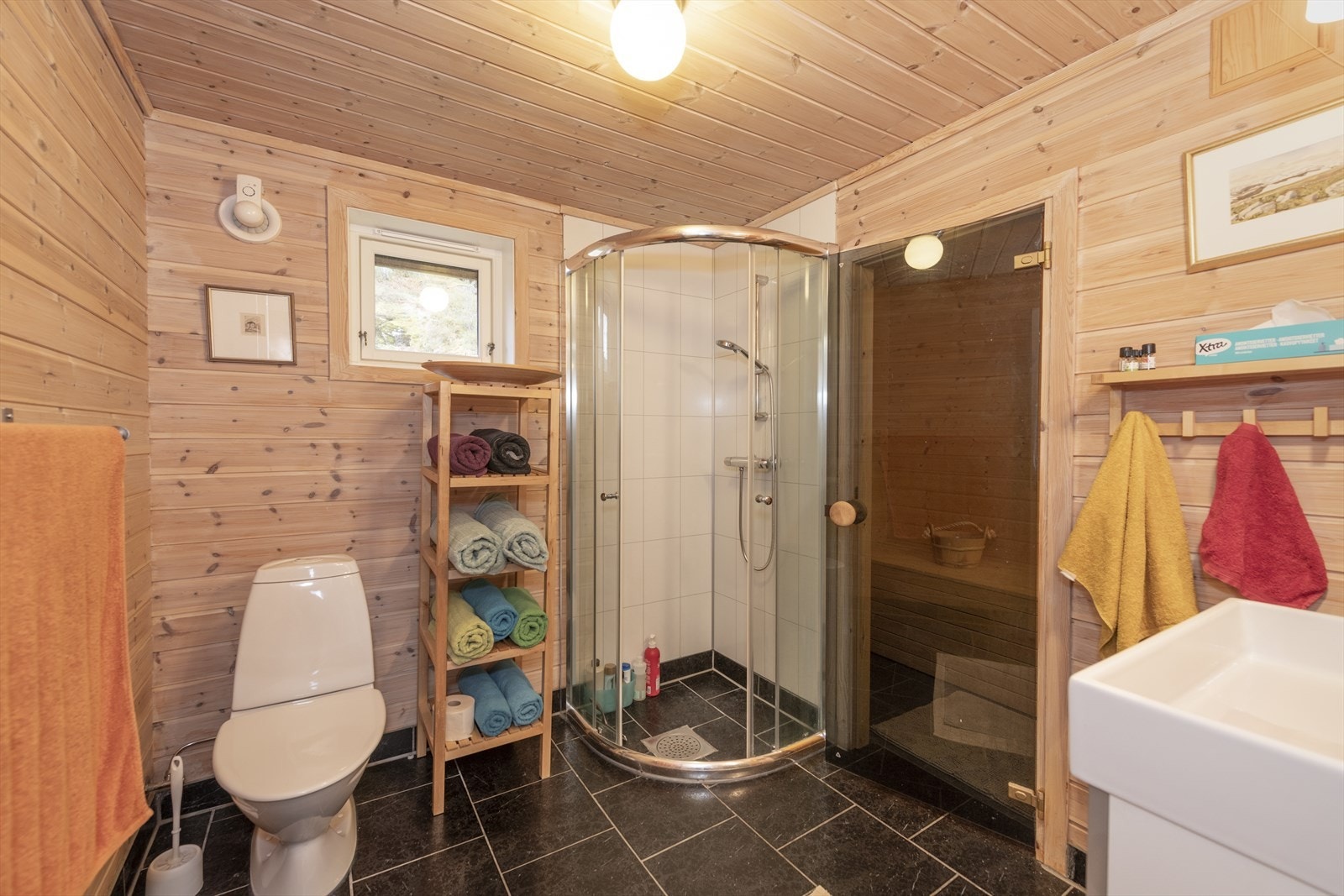 Bad med flislagt gul, dusjhjørne og sauna. Galleribilde