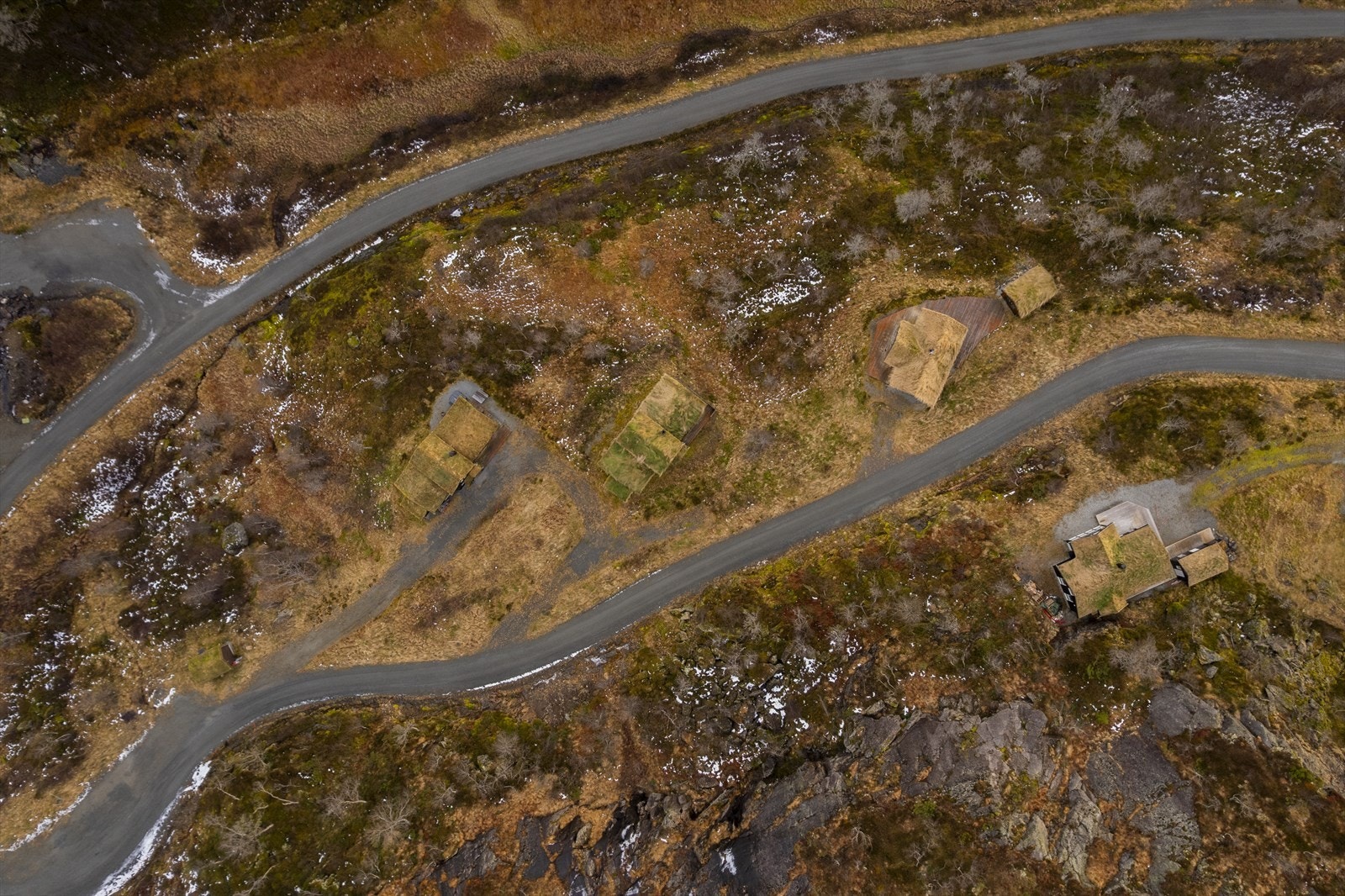 Den ligger lunt til imellom to andre hytter i terrenget. Galleribilde