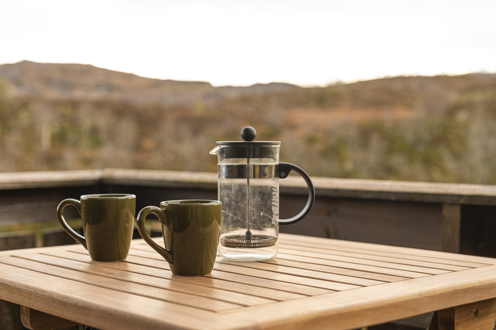 Fra stuen er det direkte utgang til den overbygde balkongen, her kan du nyte noe godt i koppen hele dagen lang. Galleribilde