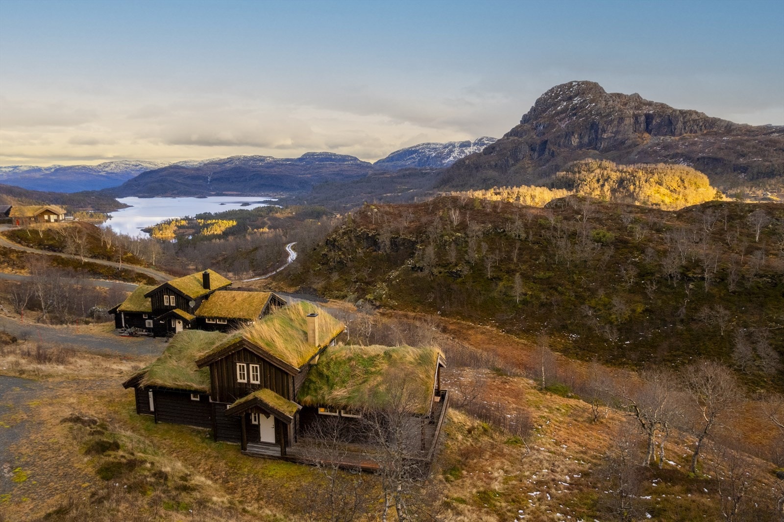 Velkommen til din nye hytte, et idyllisk fristed omgitt av natures ro. Galleribilde