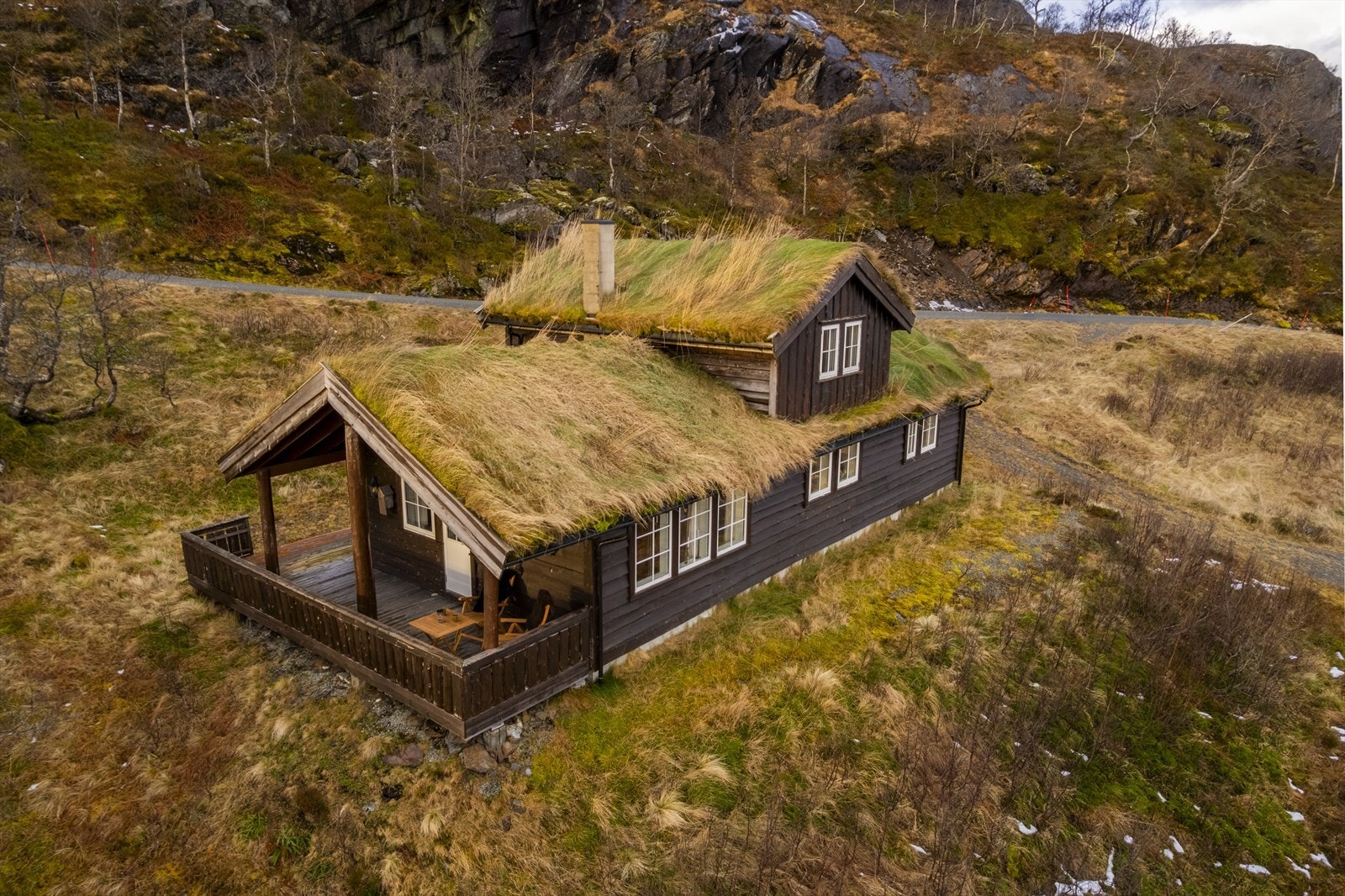 Hytten er belagt med torvtak som gir god isolasjon og et naturtilpasset uttrykk. Galleribilde