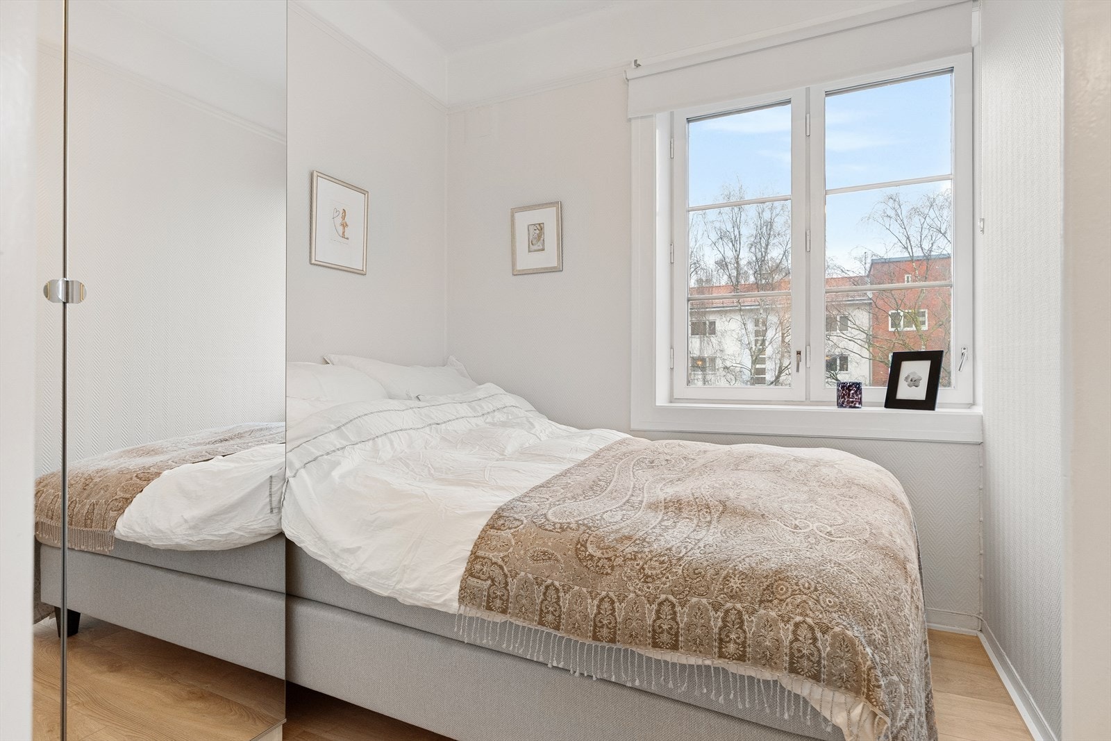 Pent soverom med plass til dobbeltseng og garderobeskap. Galleribilde