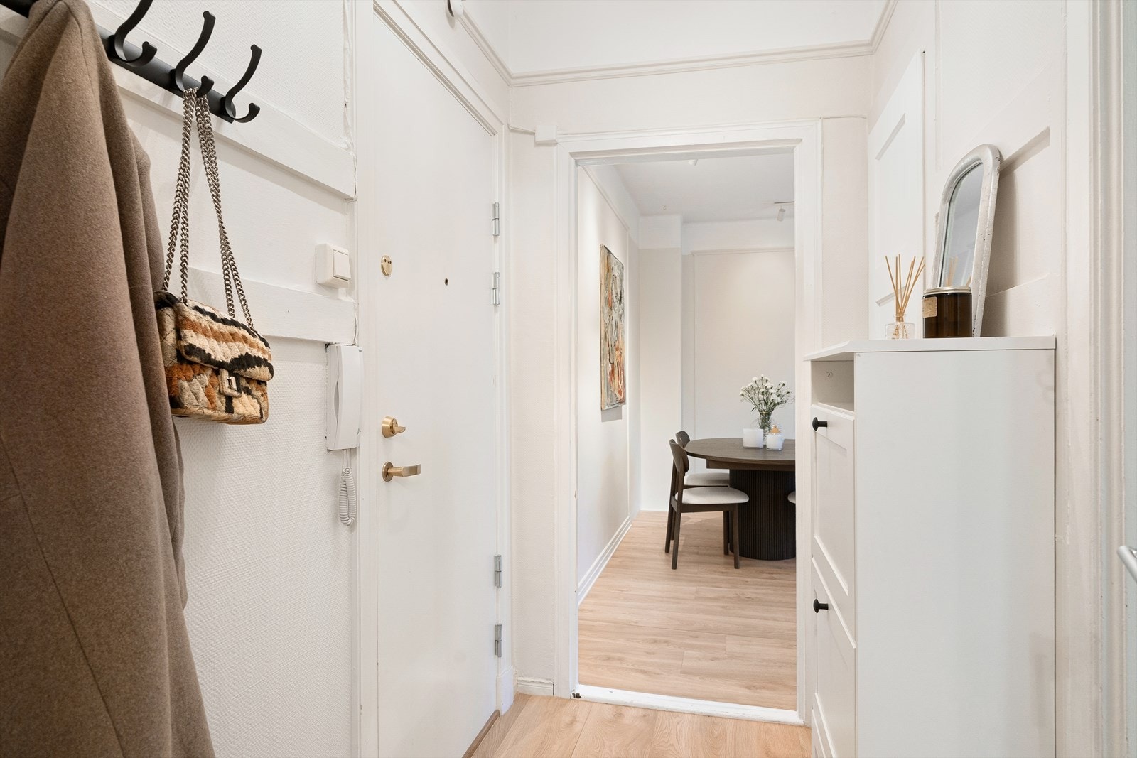 Velkommen inn! Her møtes du av en pen entré som gir et godt førsteinntrykk av boligen. Galleribilde