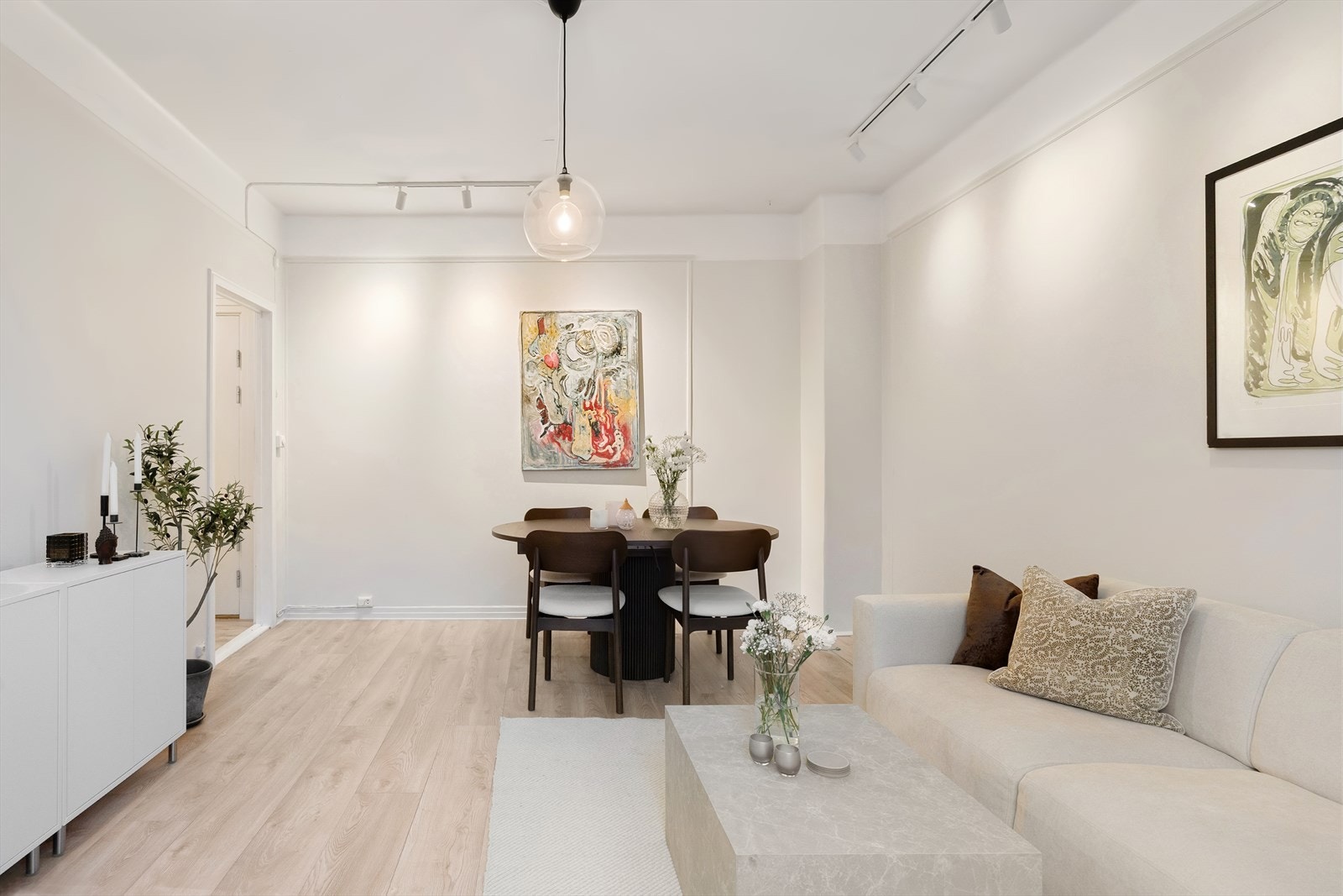 Her er det rom for en større sofagruppe med tilhørende TV møblement, samt en hyggelig spiseplass som egner seg godt for måltider med venner og familie. Galleribilde