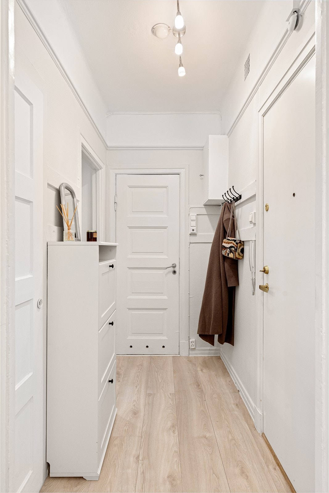 Her er det også en innvendig bod. Perfekt for å hjemme bort diverse husholdningsartikler, jakker eller sko. Galleribilde