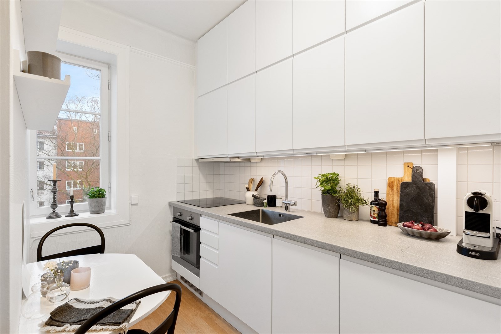 Stilrent Epoq kjøkken montert i 2017 med rikelig oppbevaringsplass i skuffer og skap med glatte fronter samt laminert benkeplate med nedsenket oppvaskkum. Galleribilde