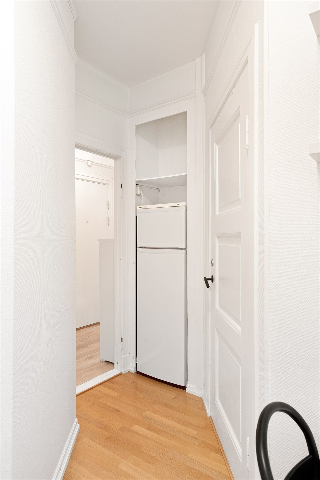 Her er det også en egen nisje for frittstående kjøleskap. Galleribilde