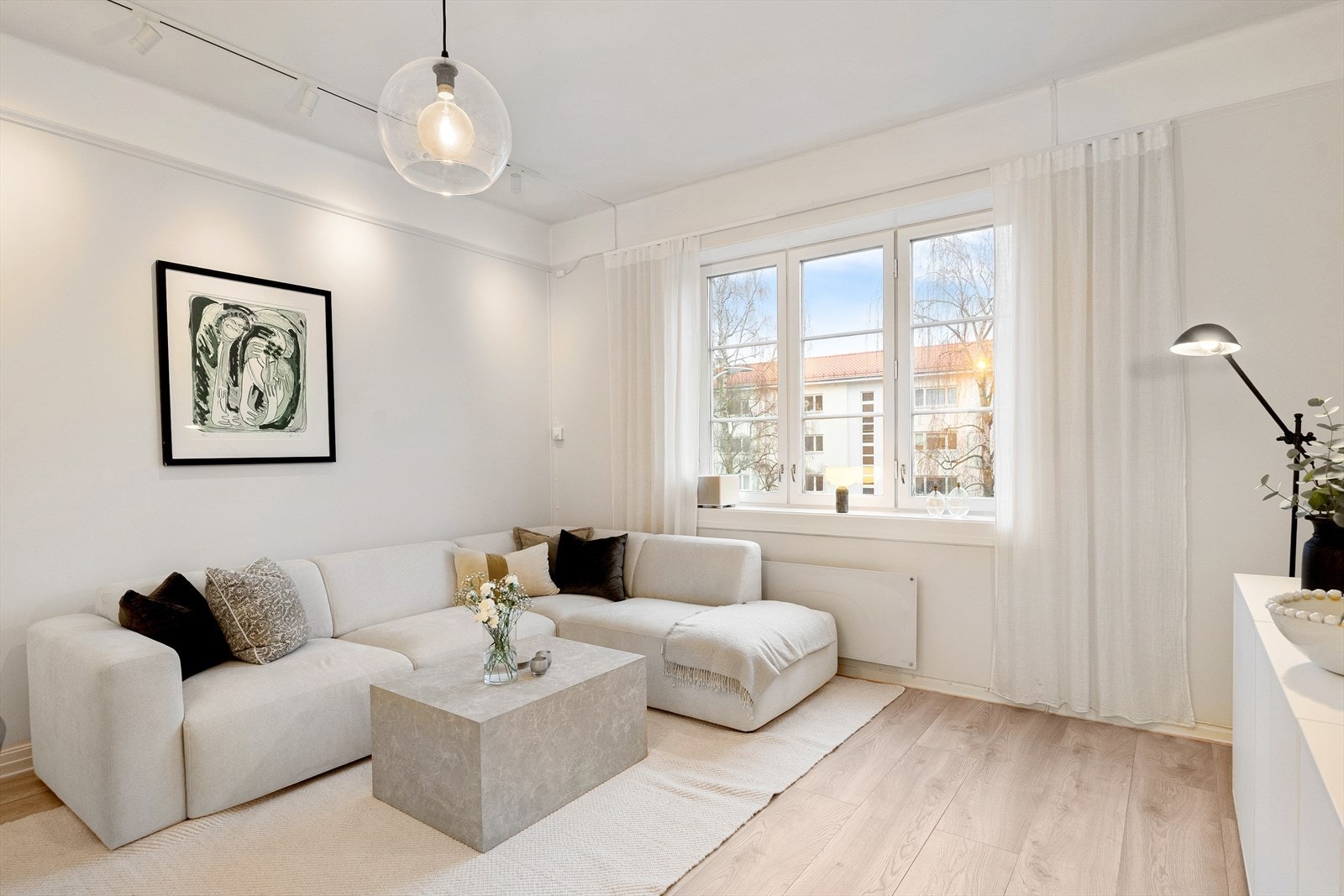 Lys og pen stue med god plass til flere sosiale soner. Galleribilde