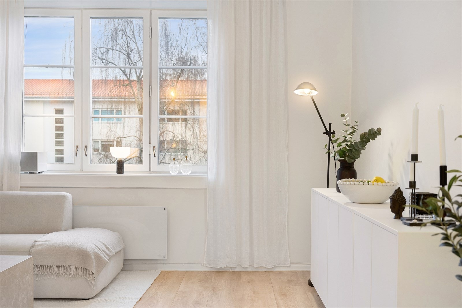 Generøs takhøyde og store vindusflater gir rikelig med naturlig lys og bidrar til en luftig og behagelig atmosfære. Galleribilde