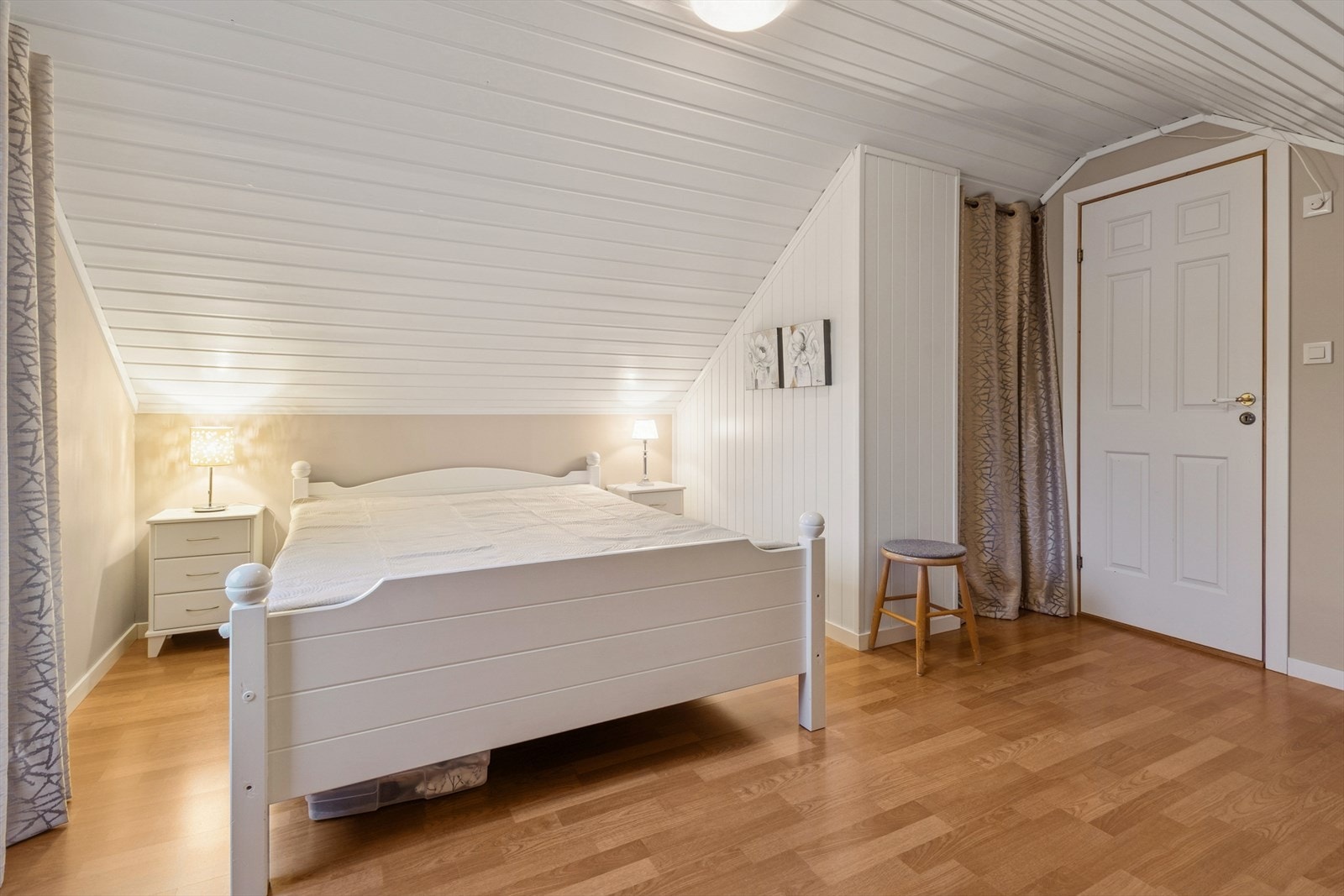 Her er det god plass for dobbeltseng, nattbord og gode garderobeløsninger. Galleribilde