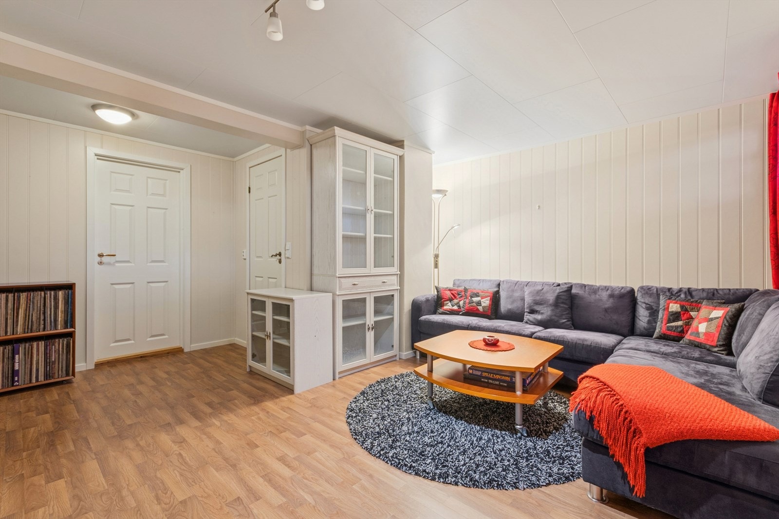 Rom innredet som kjellerstue. Gulvvarme. NB! Ikke omsøkt eller godkjent til dagens bruk. Galleribilde