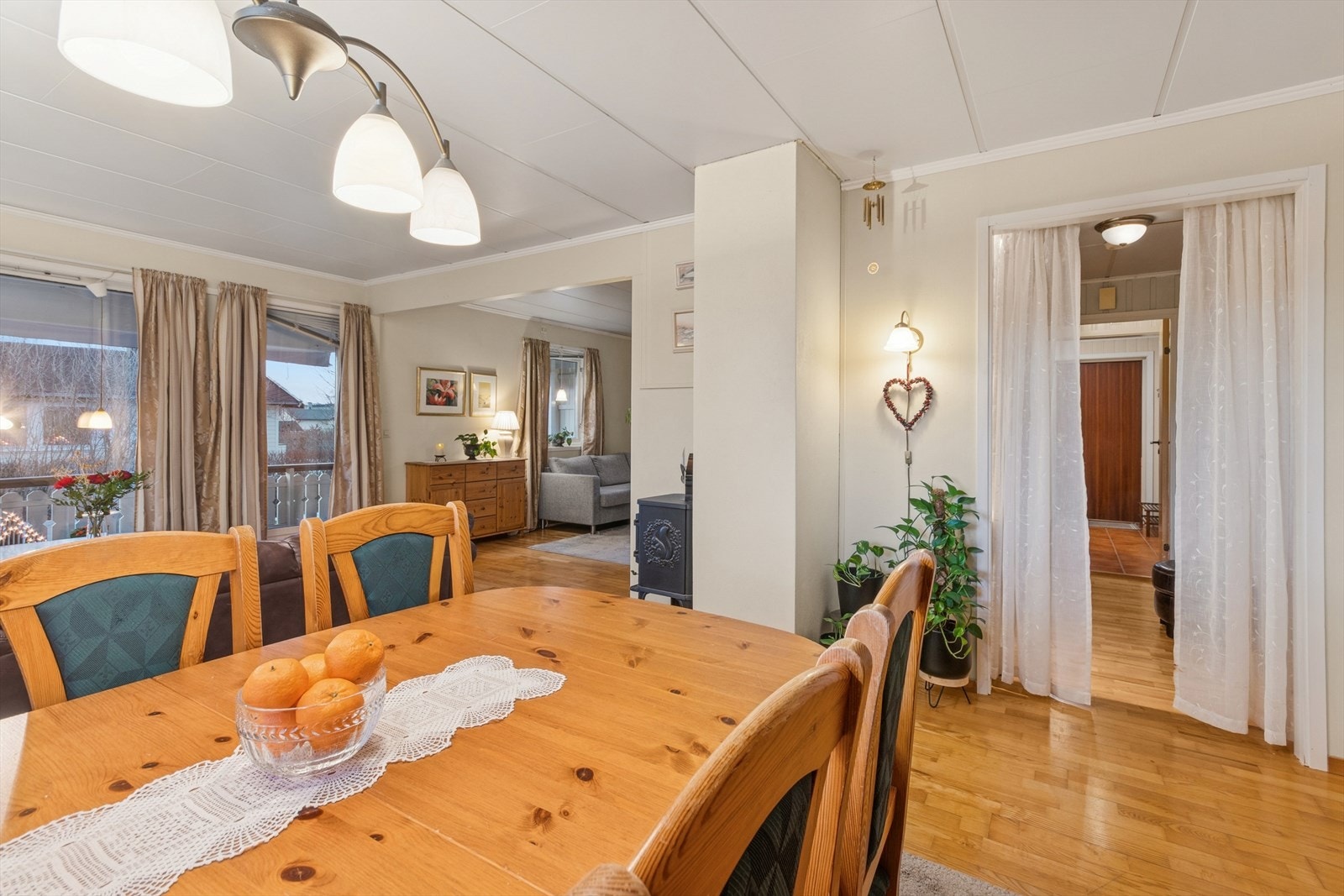 Vi beveger oss videre inn i en lys og koselig stue. Galleribilde