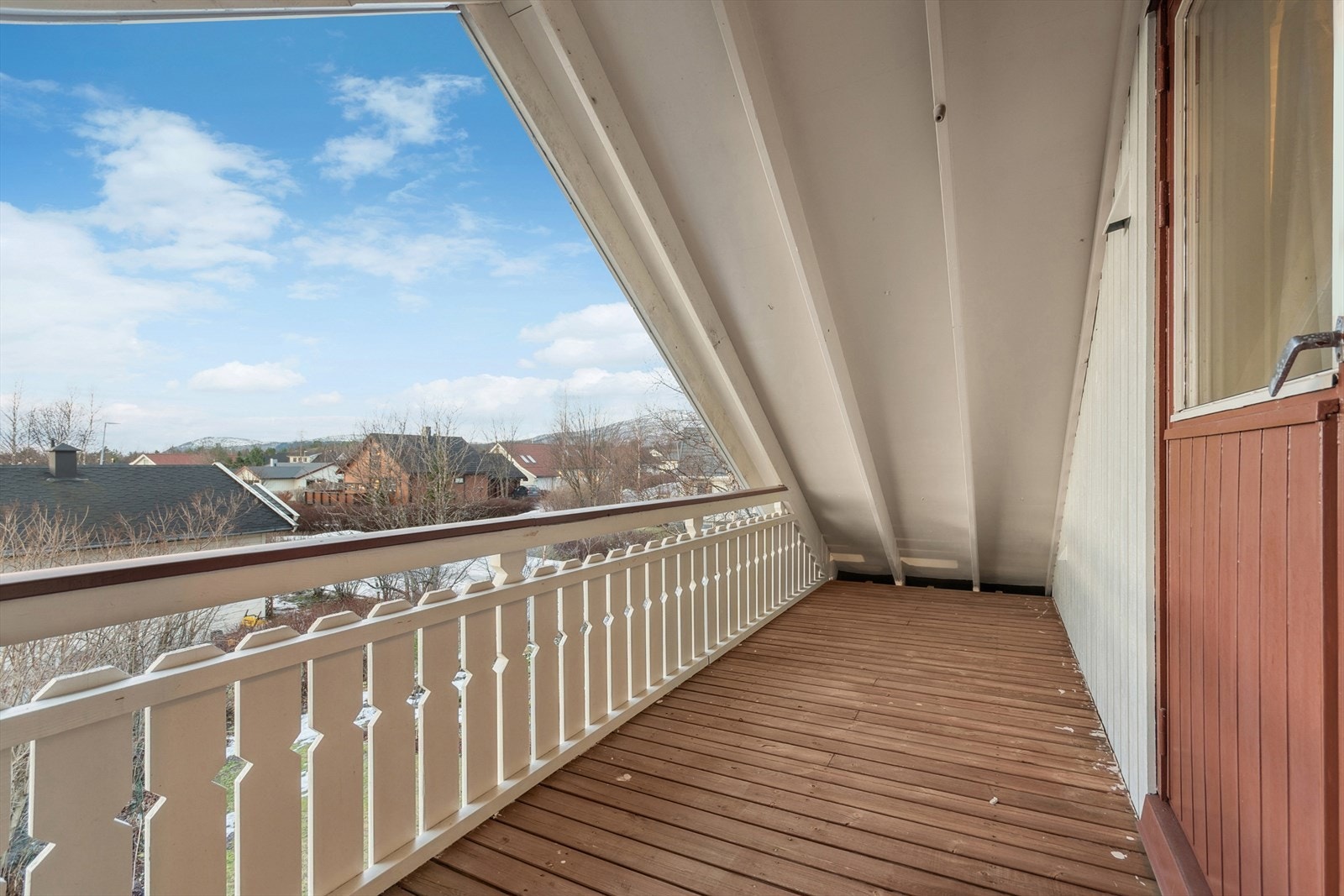Flott overbygget balkong med plass for utemøblement. Galleribilde