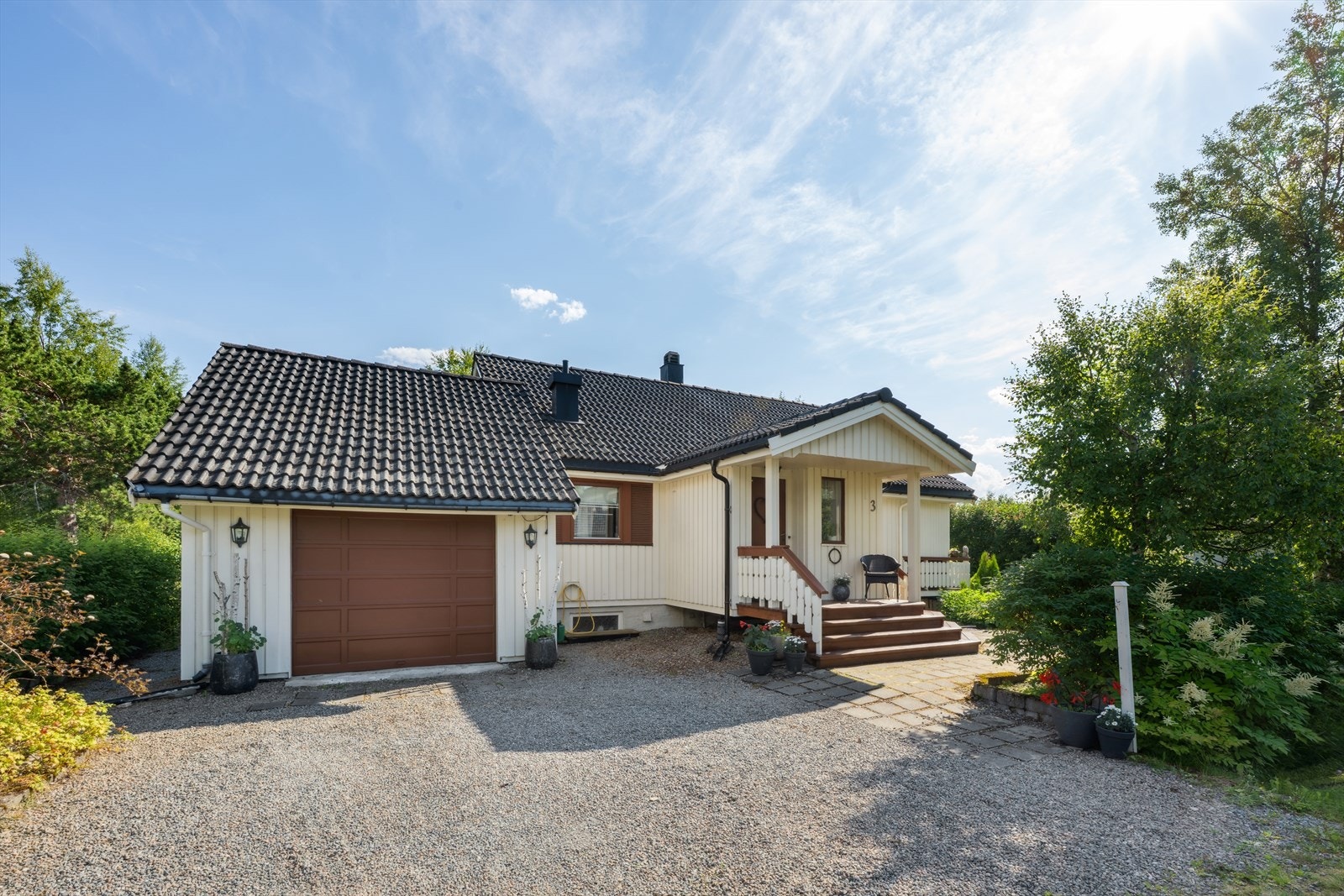 Gode parkeringsforhold i både garasje og romslig innkjørsel. Galleribilde