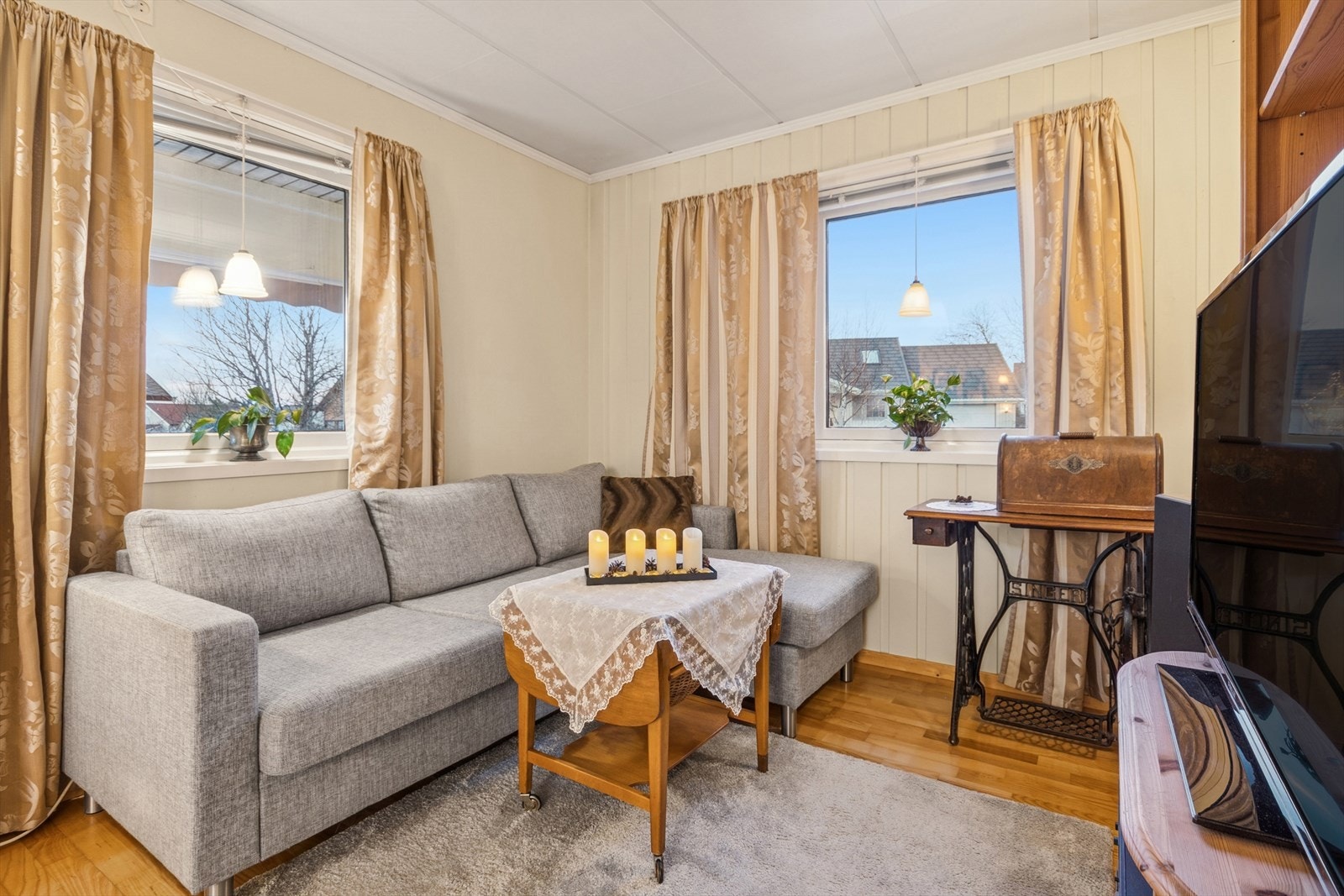 Sofakroken finner fort sin naturlige plass i rommet, og tv-en kan med fordel plasseres mot/på vegg. Galleribilde