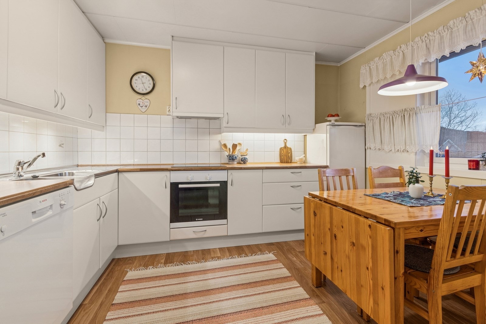 Kjøkkenet fremstår som lyst og tidløst. Galleribilde