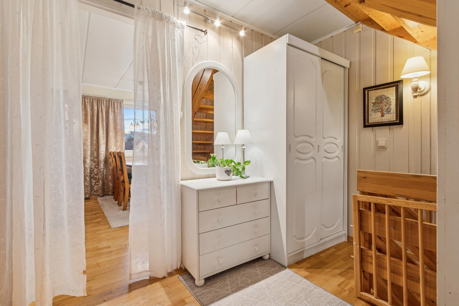 I gangen er det også plass for gode garderobeløsninger. Galleribilde