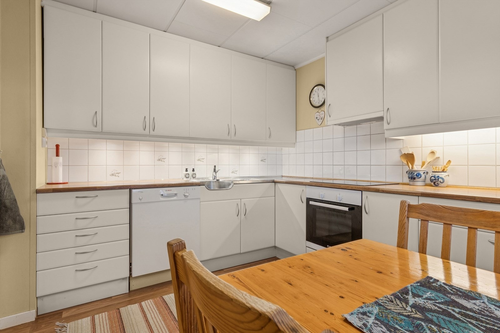 Integrert stekeovn og platetopp, samt plass for frittstående oppvaskmaskin og kjøl/frys. Galleribilde