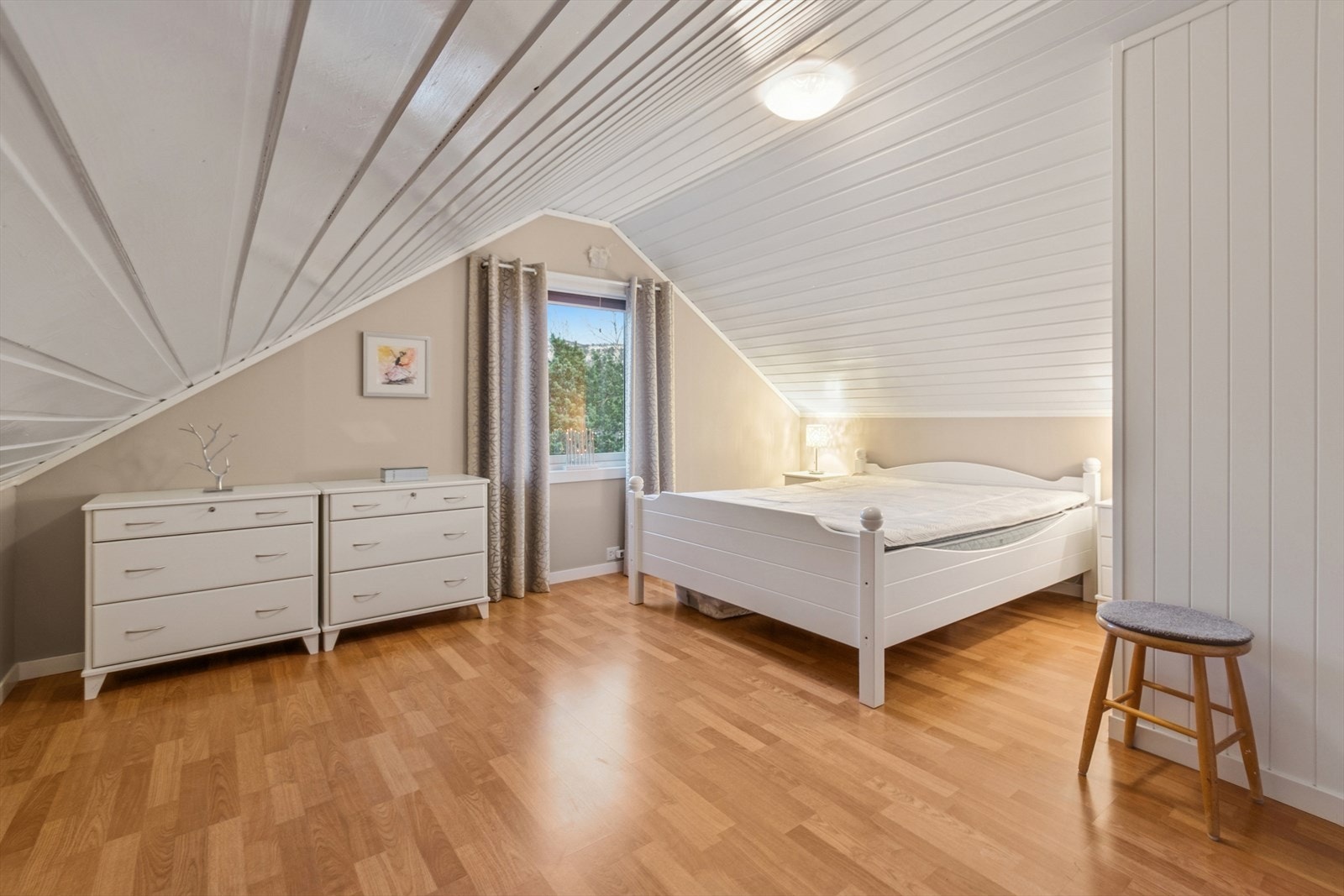 I loftsetasjen er det etablert to gode soverom. Galleribilde