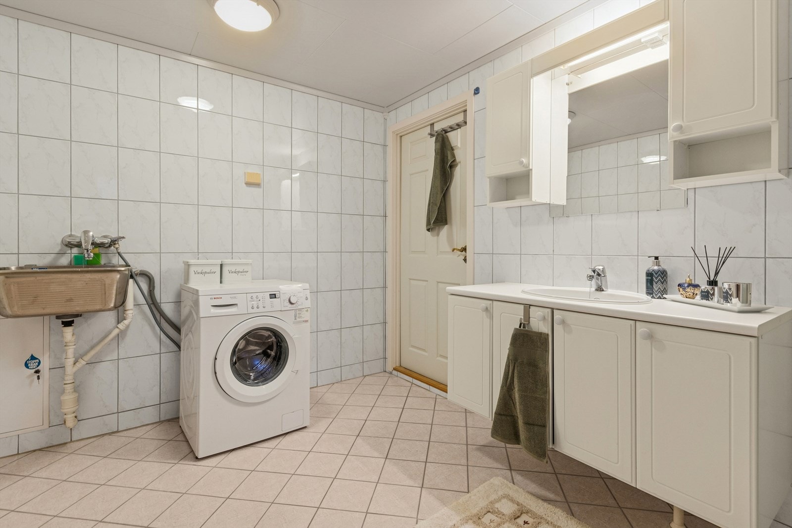 Rom innredet som bad i kjeller. NB! Ikke omsøkt eller godkjent til dagens bruk. Galleribilde