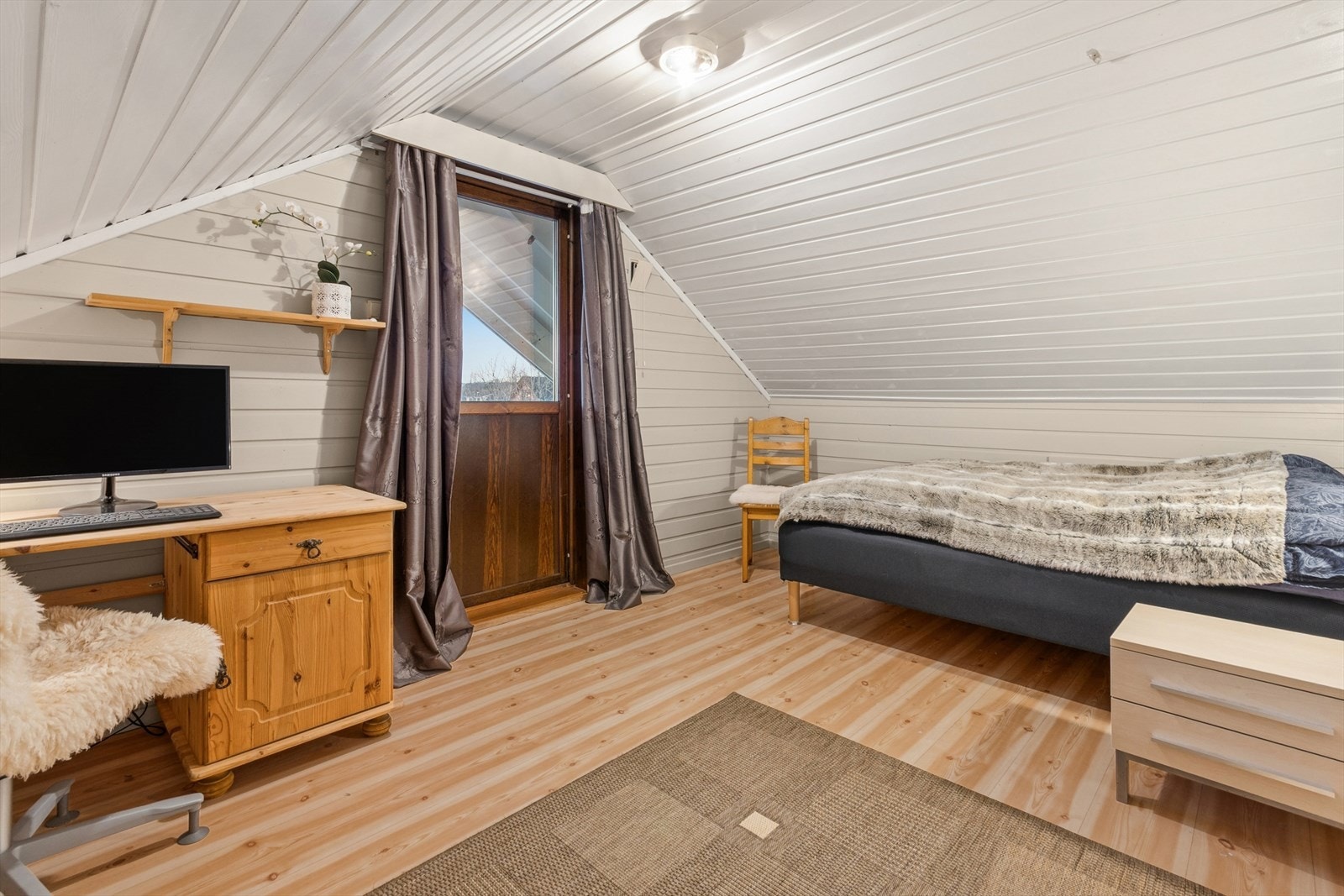 Soverom 3 innehar også bra størrelse. Her har en videre utgang til balkong. Galleribilde