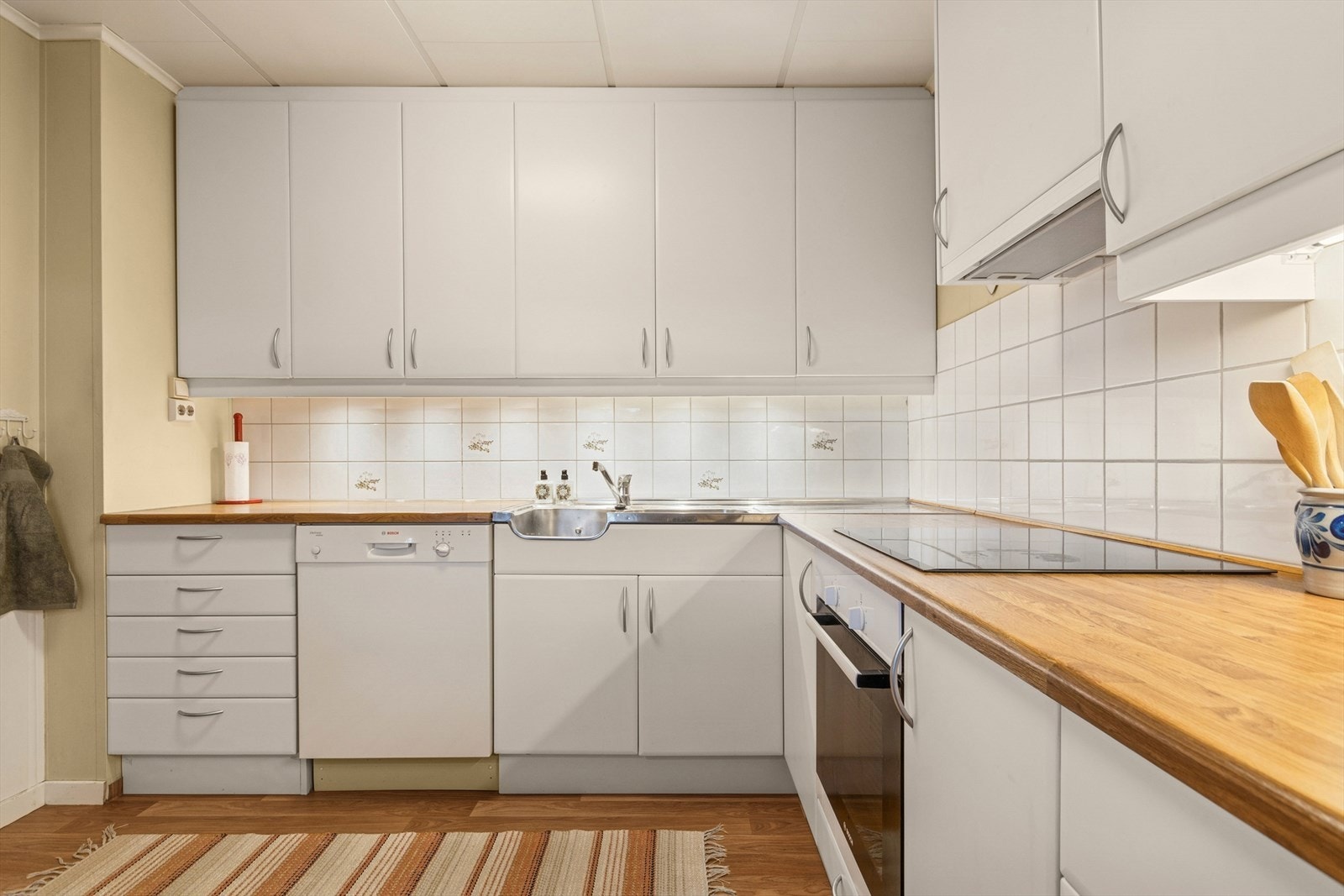 Her har en alt en måtte trenge av både skap-, skuff- og benkeplass. Galleribilde