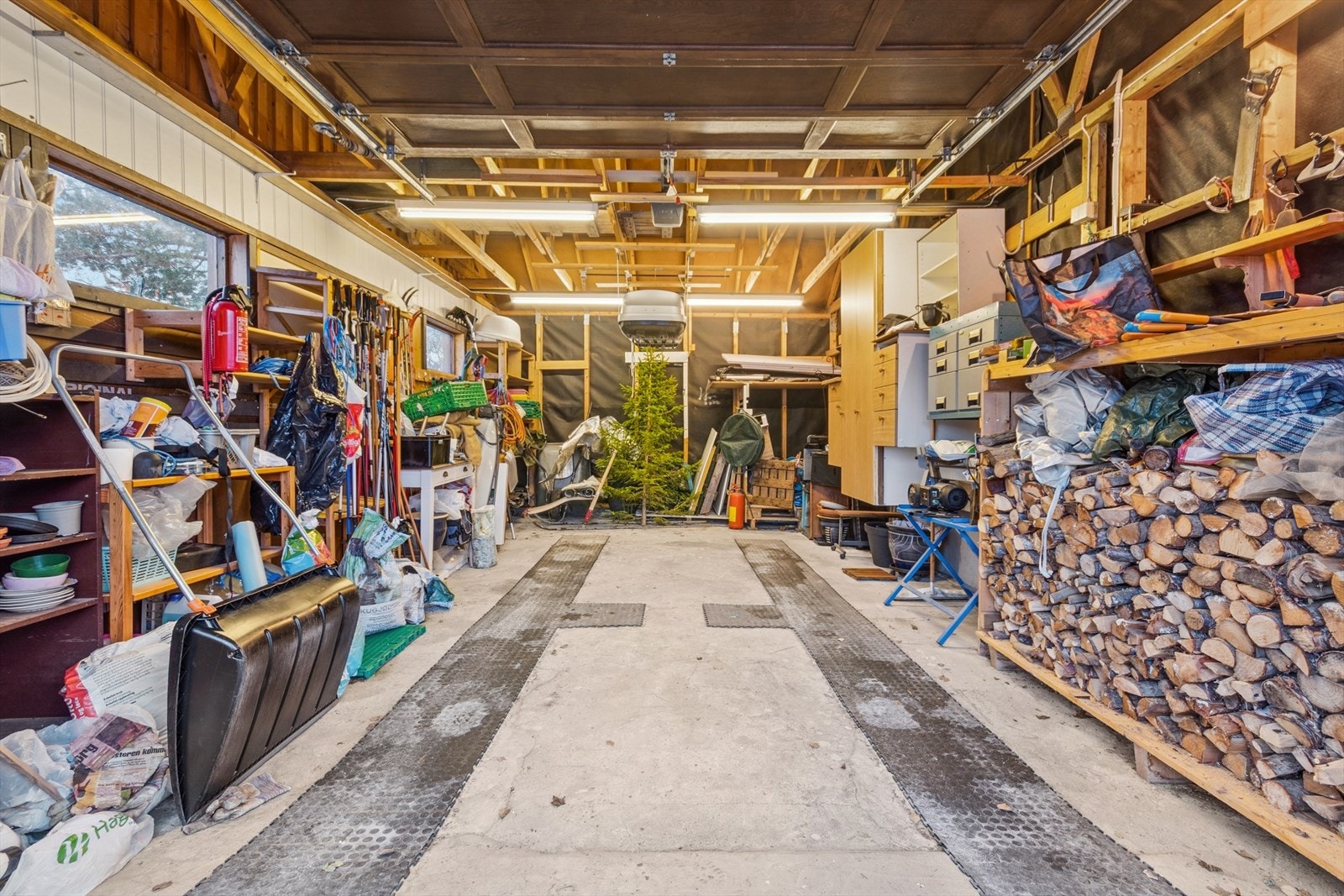 Her får en plass for både bil og diverse utstyr. Galleribilde