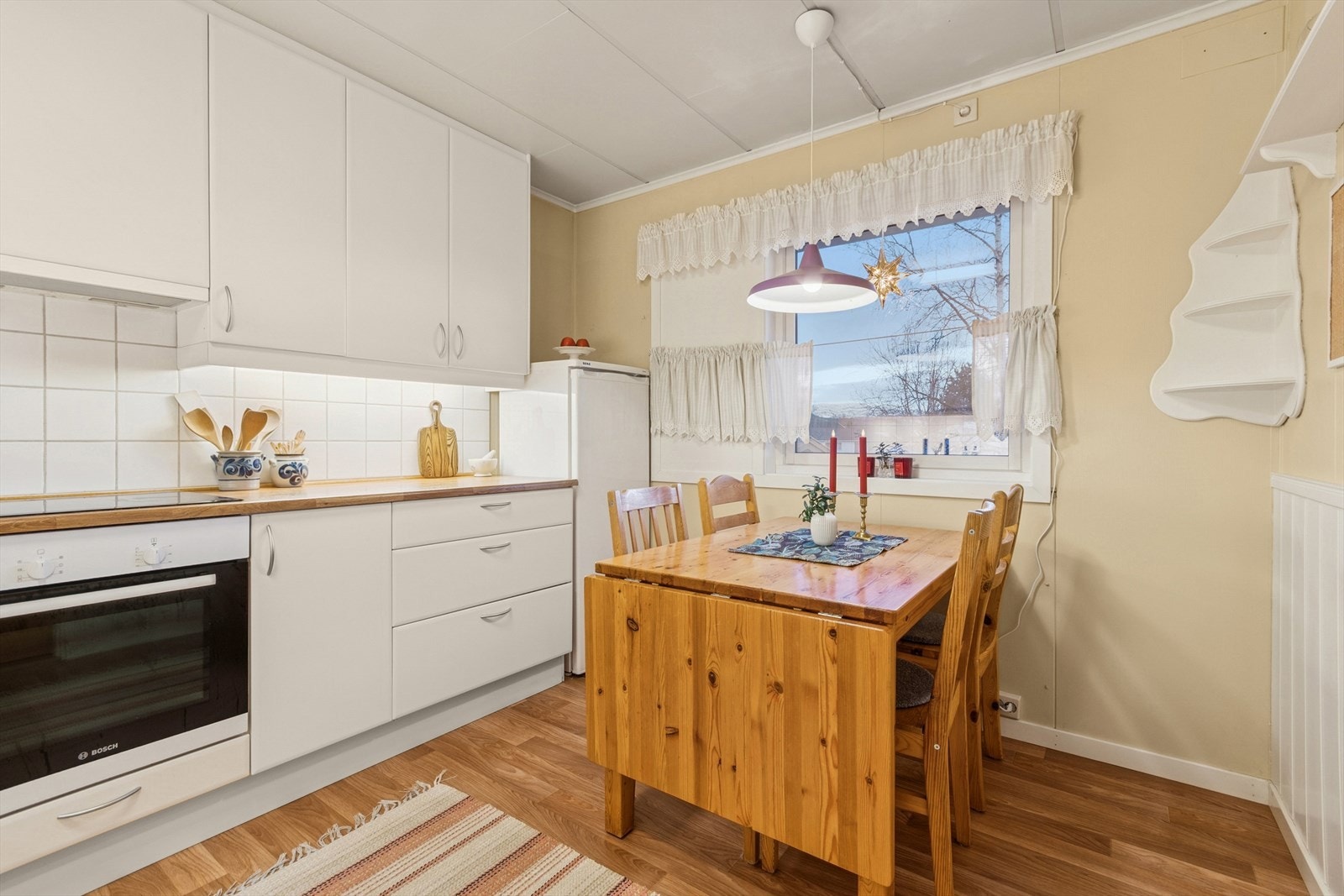 Det er også anledning for å ha et lite spisebord i rommet. Kjøleskapet som har plass der i dag er 50 cm bredt ca. Galleribilde