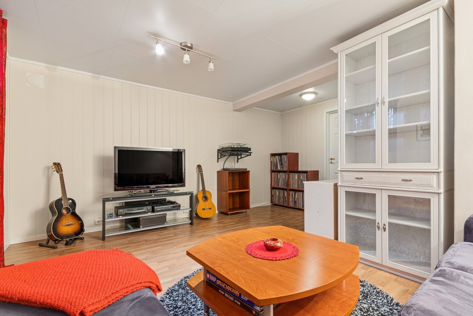 Rom innredet som kjellerstue. Gulvvarme. NB! Ikke omsøkt eller godkjent til dagens bruk. Galleribilde