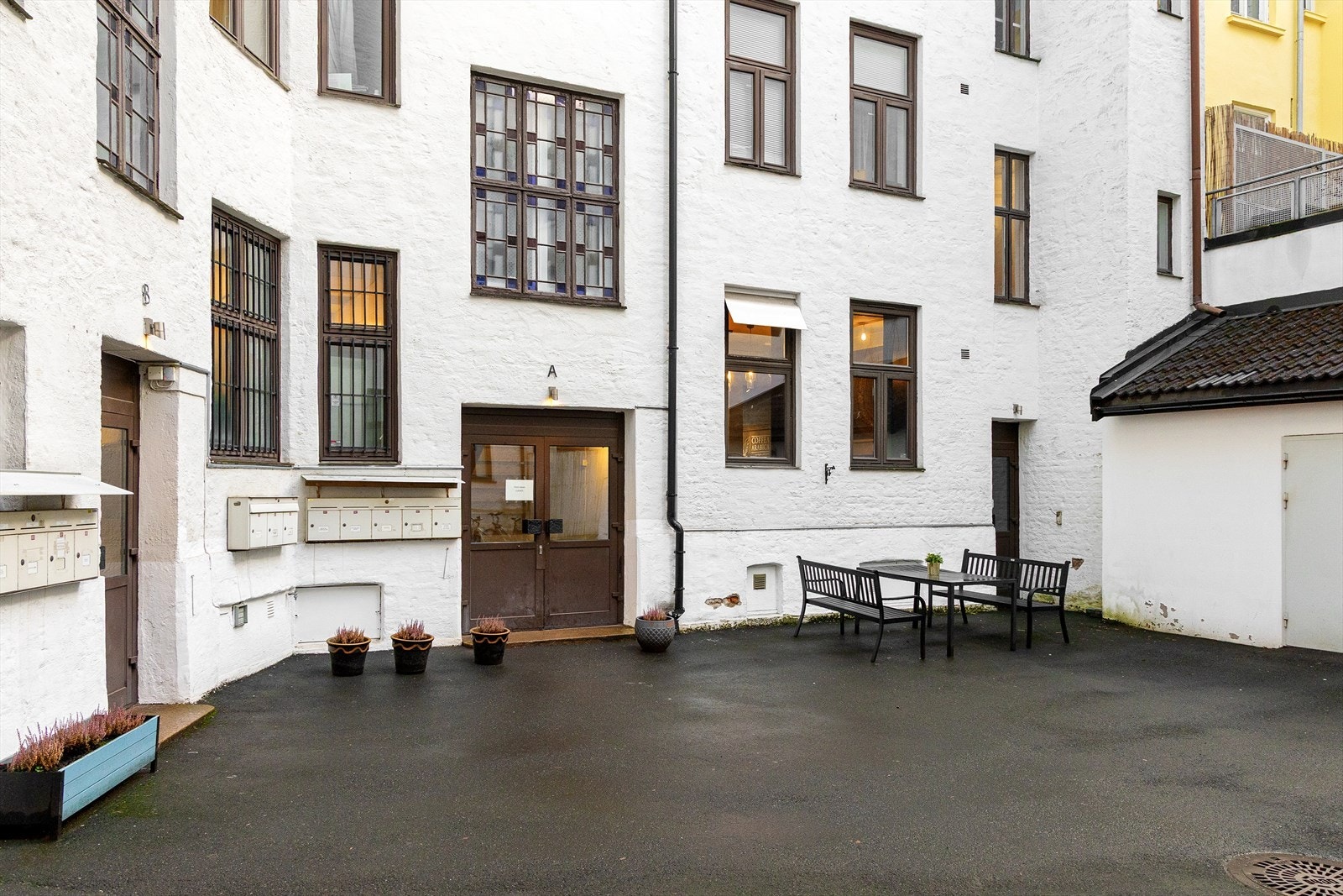 Leiligheten vender mot lukket og skjermet bakgård. Galleribilde