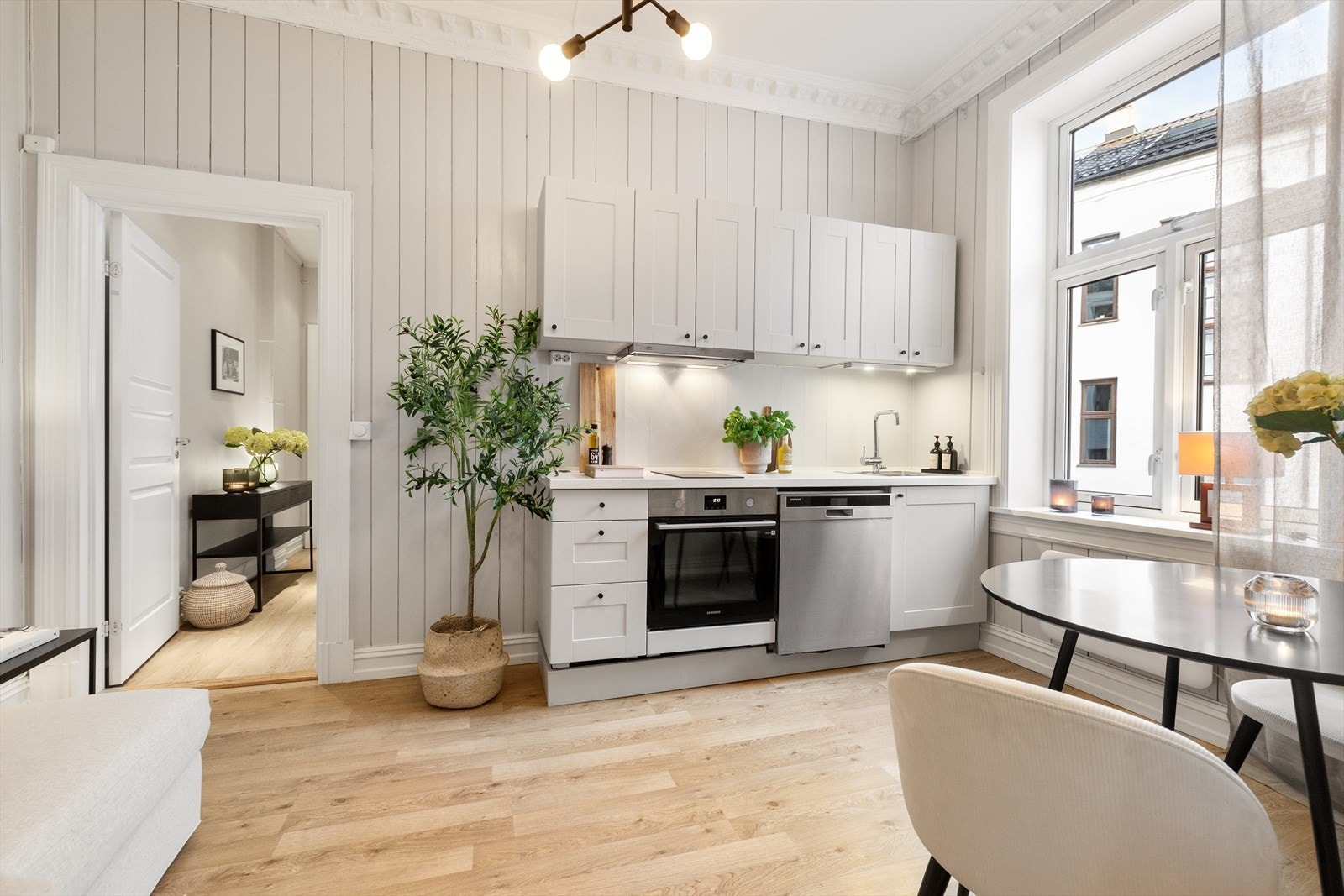 Pent, klassisk kjøkken fra Ikea med rikelig med skap- og benkeplass. Galleribilde