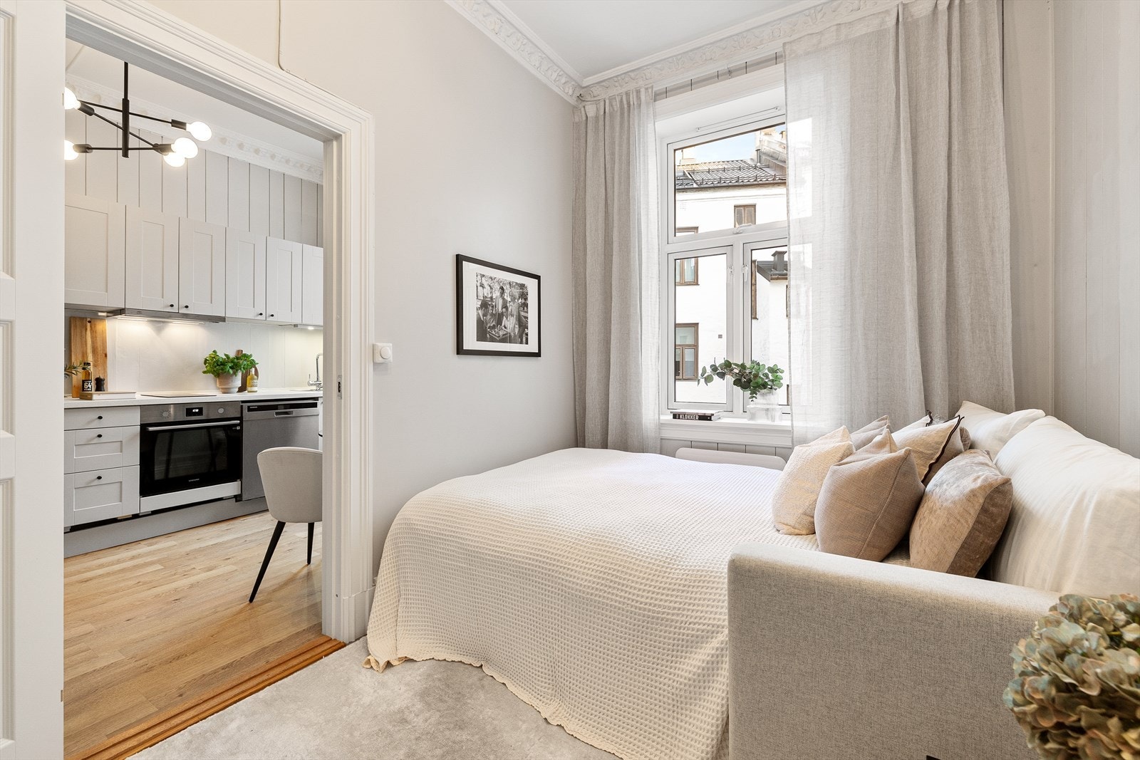 Rommet vender, som resten av leiligheten, mot rolig bakgård. Galleribilde