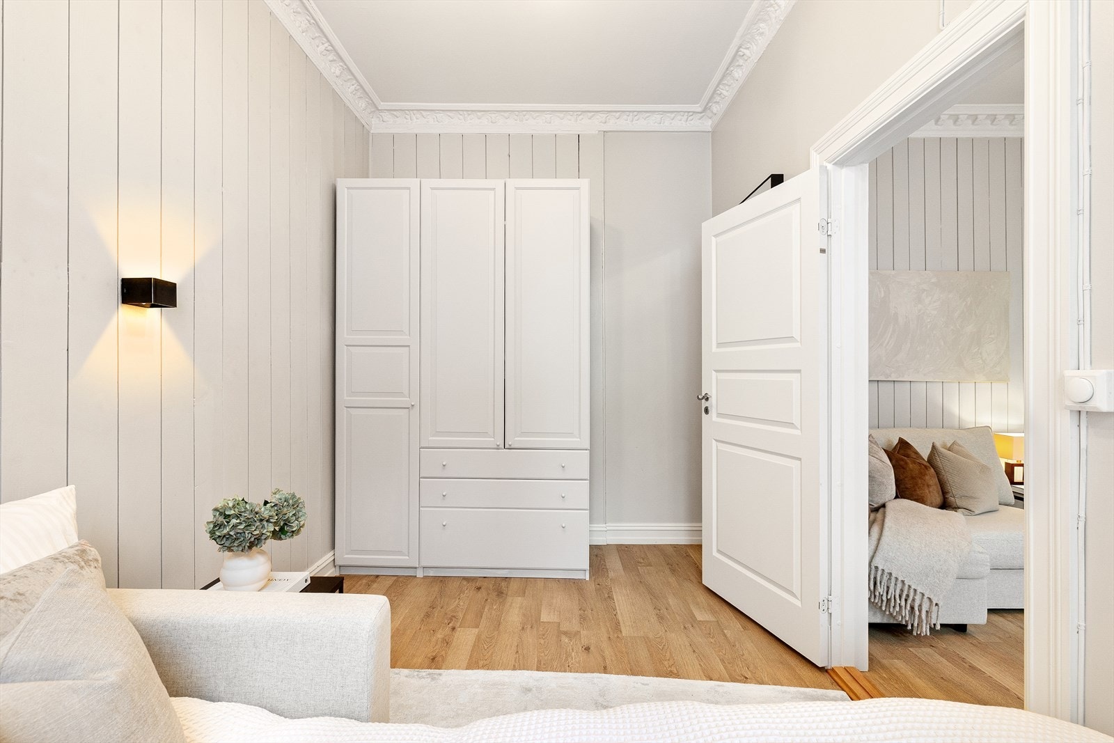 Det er god plass til dobbeltseng, nattbord og garderobeskap. Galleribilde