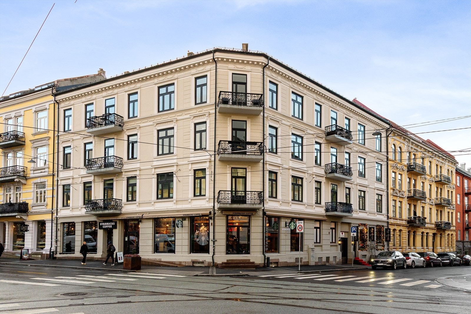 Velholdt og klassisk bygård fra 1898. Galleribilde